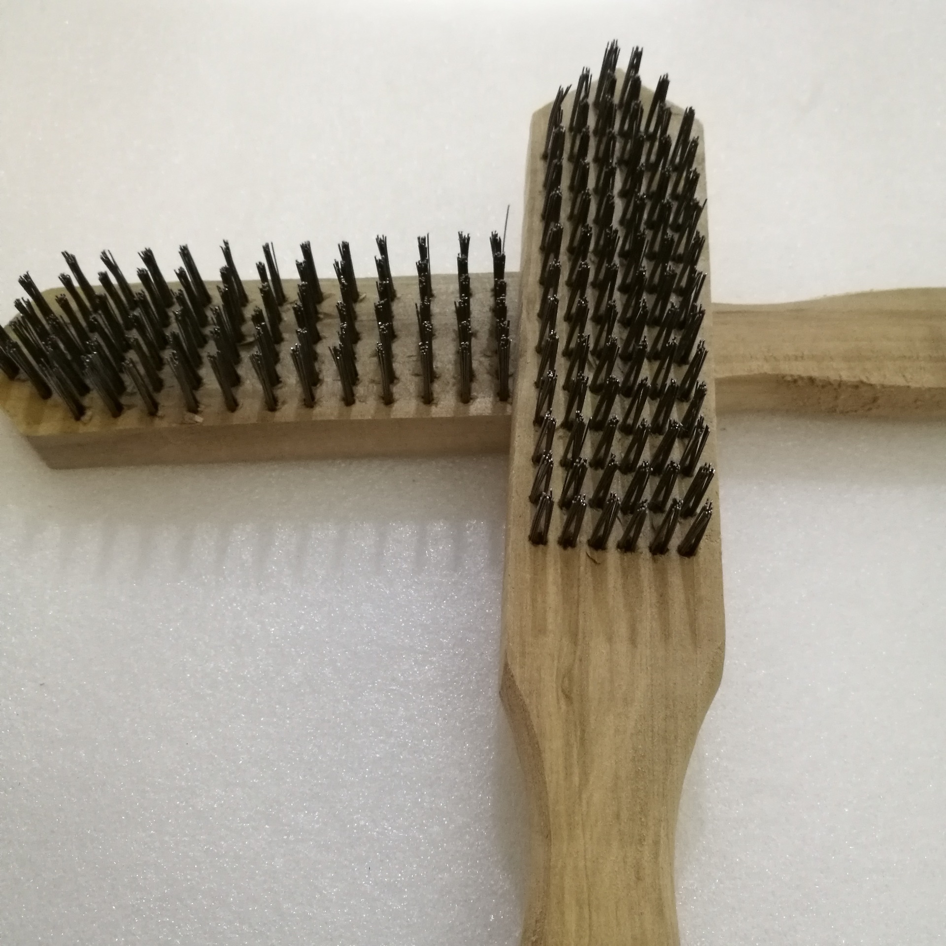 供应木柄钢丝刷除锈刷清洁工具刷黄丝黑丝加厚抛光打磨刷鱼鳞刷