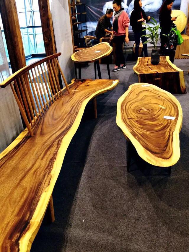 在胡桃木家具的选择中,比较名贵的是黑胡桃木家具(黑胡桃主产于美国