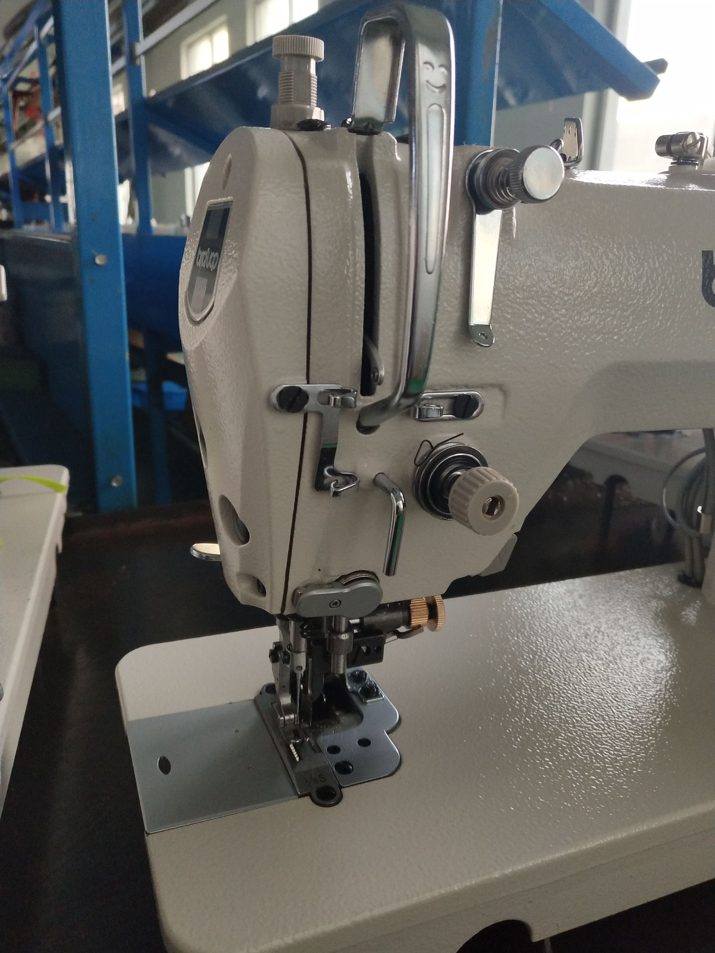 批发5200电脑带刀平缝机 工业缝纫机 缝纫设备 厂家直销