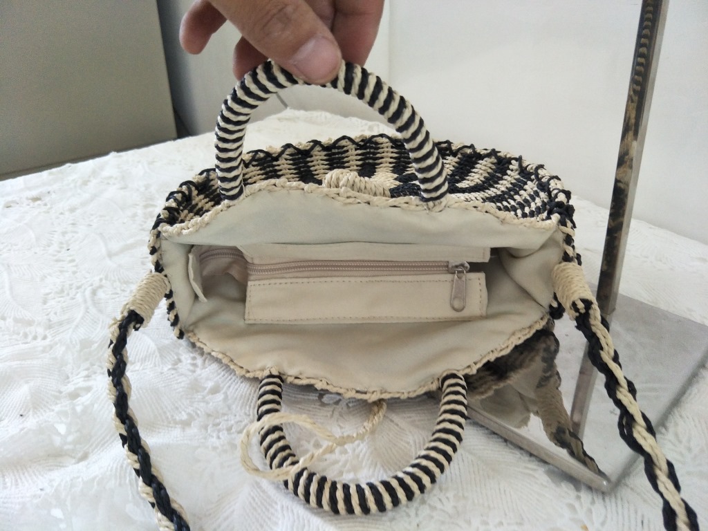 新款时尚草编包腰鼓包女包百搭休闲编织包藤编包圆形草编包