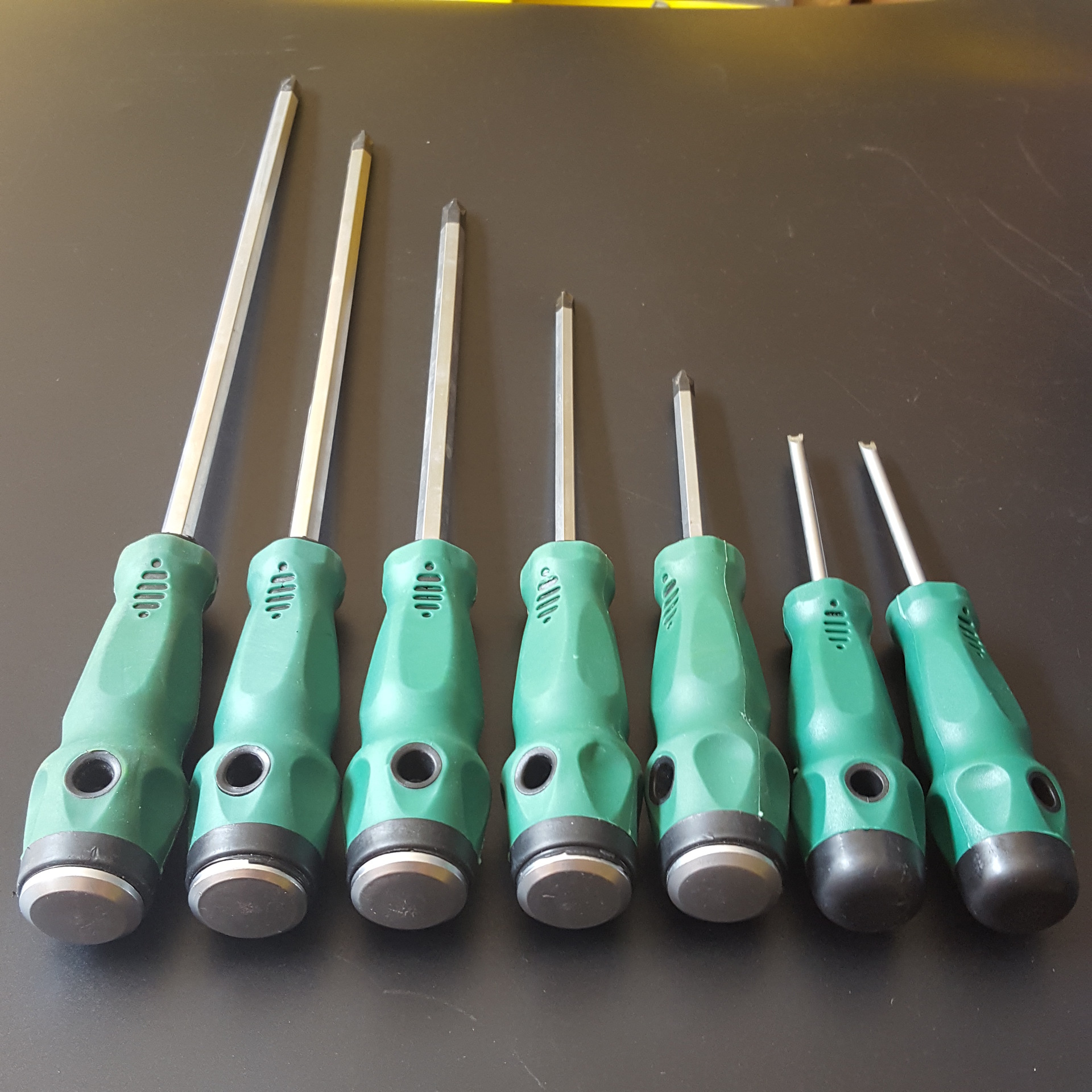 厂家销售螺丝刀六角刀杆穿心螺丝刀防滑螺丝刀一系列批发螺丝刀