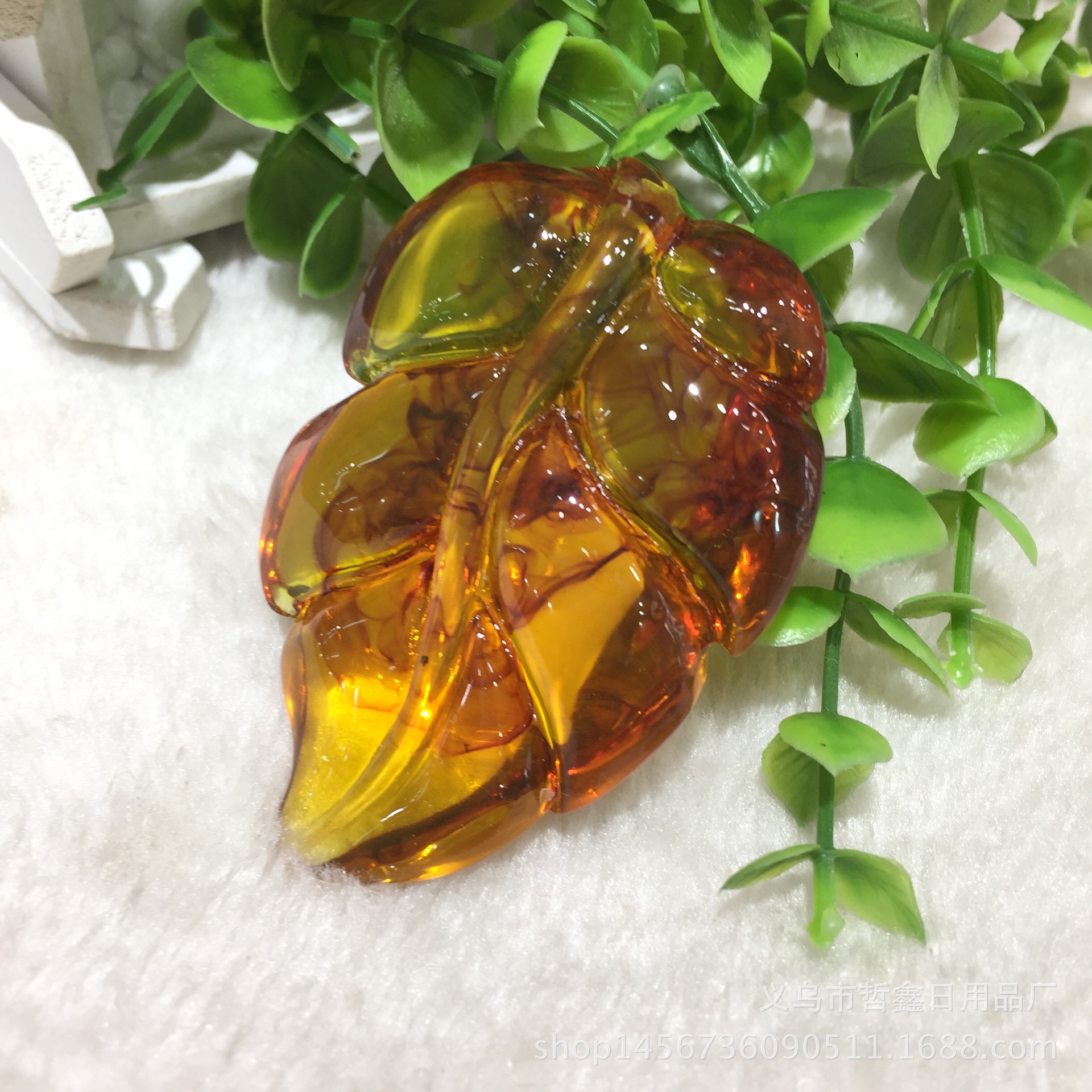 二代荧光浮水展会地摊热销琥珀蜜蜡阳光变色血丝珀吊坠