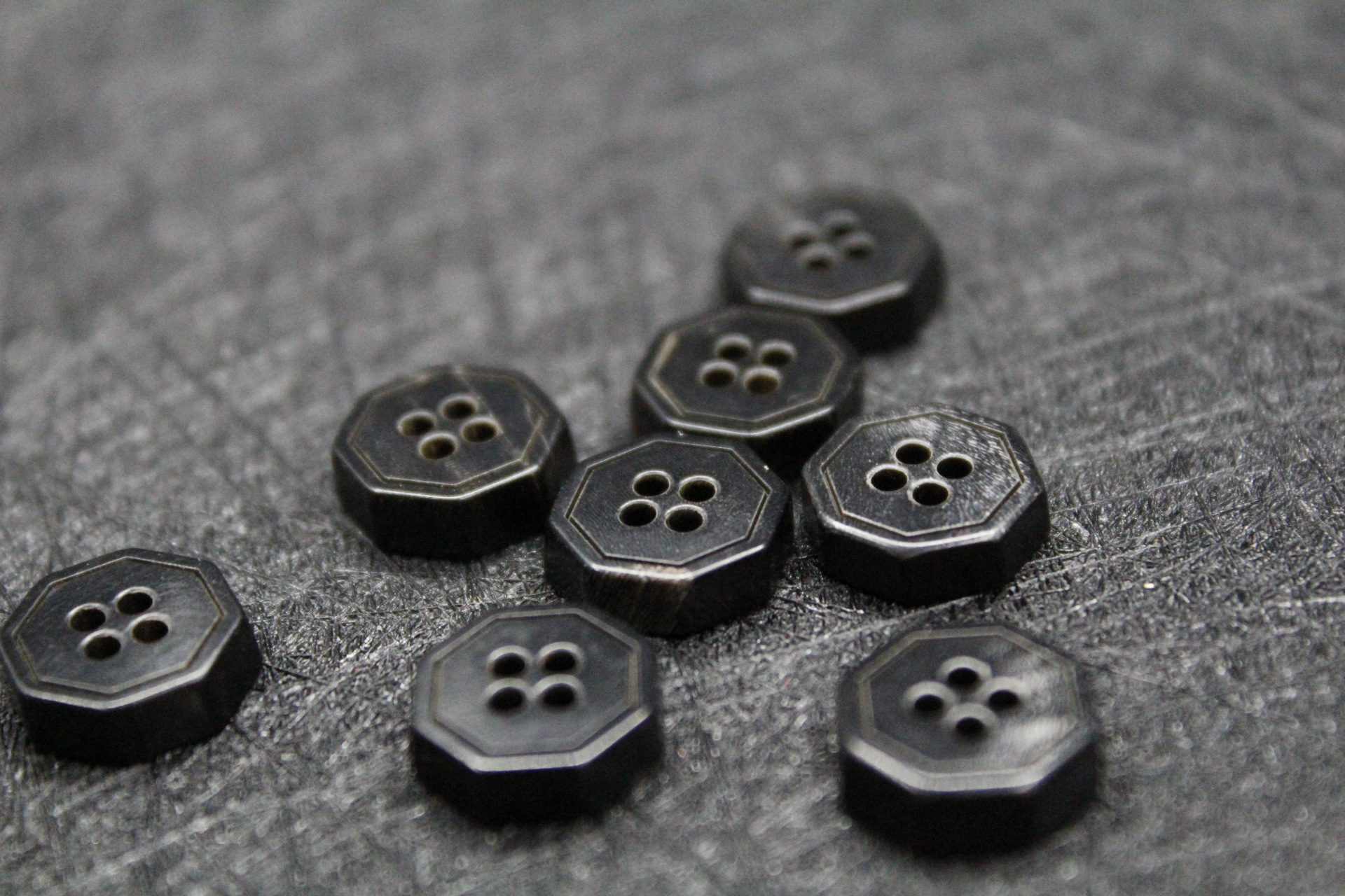 现货供应平面四眼八边形真牛角扣子棉麻衬衫开衫多边形黑牛角纽扣