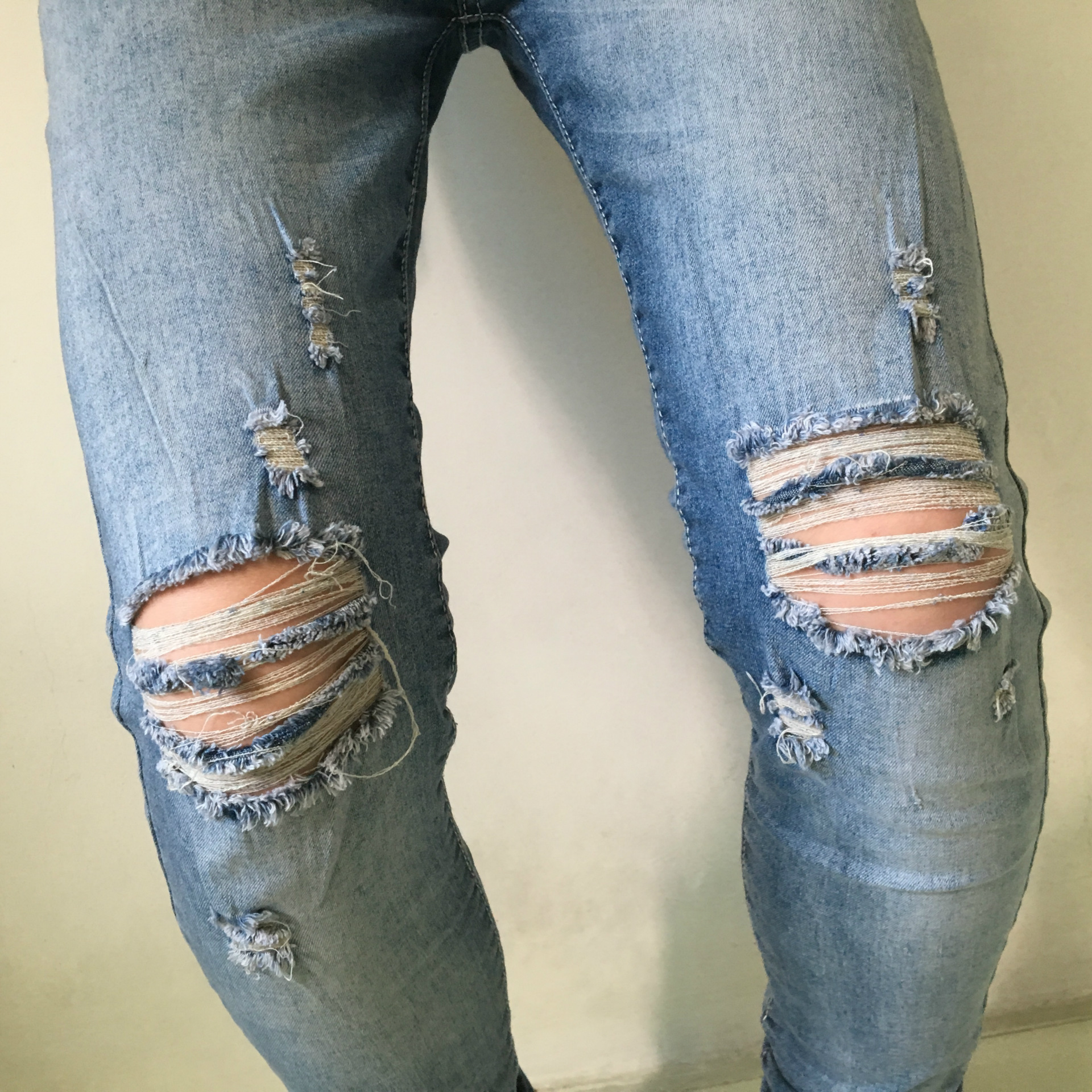 新款男士破洞小脚裤欧洲站修身弹力潮裤膝盖破洞机车牛仔裤男