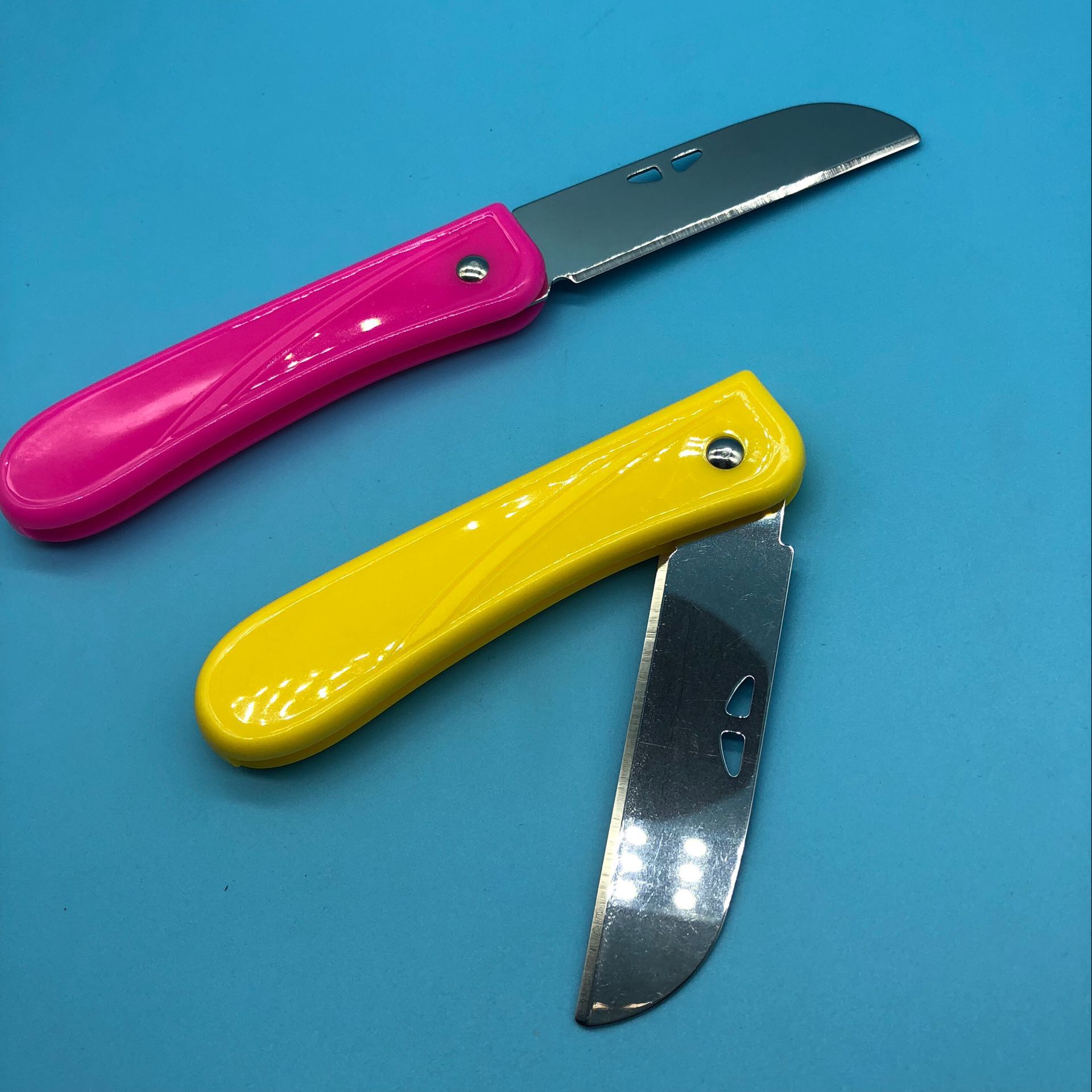 折叠小刀 削皮刀 水果刀 塑料把柄 结实耐用 畅销一元两元货源