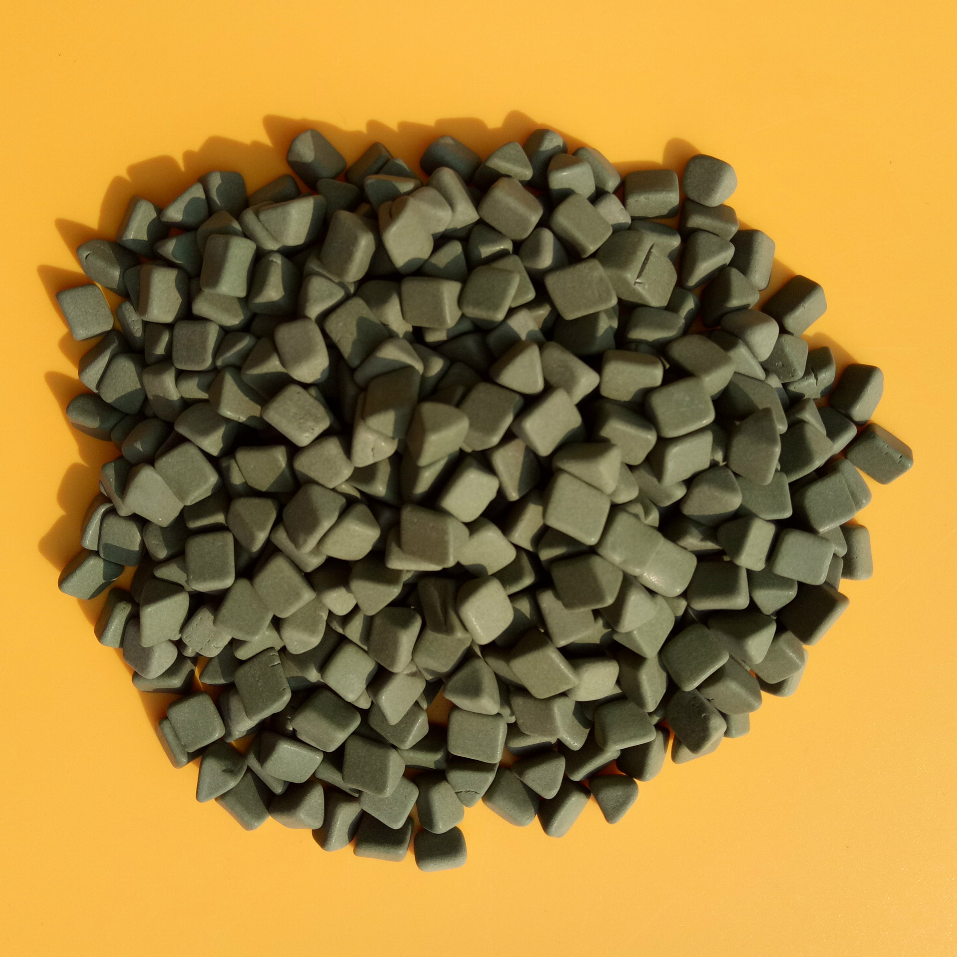 绿高铝瓷研磨石抛光磨料氧化铝磨料高铝瓷三角抛光石3*3抛光磨料