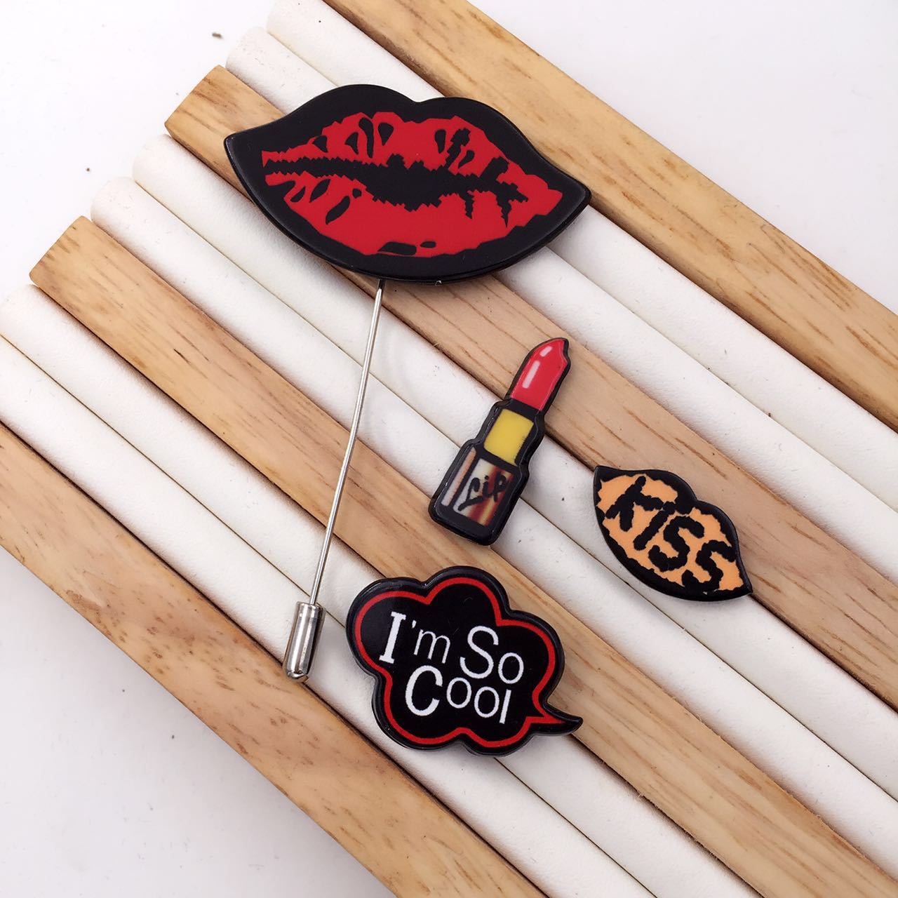 哥弟阿玛施韩版嘴唇口红四件套胸针高档外套别针胸花配饰