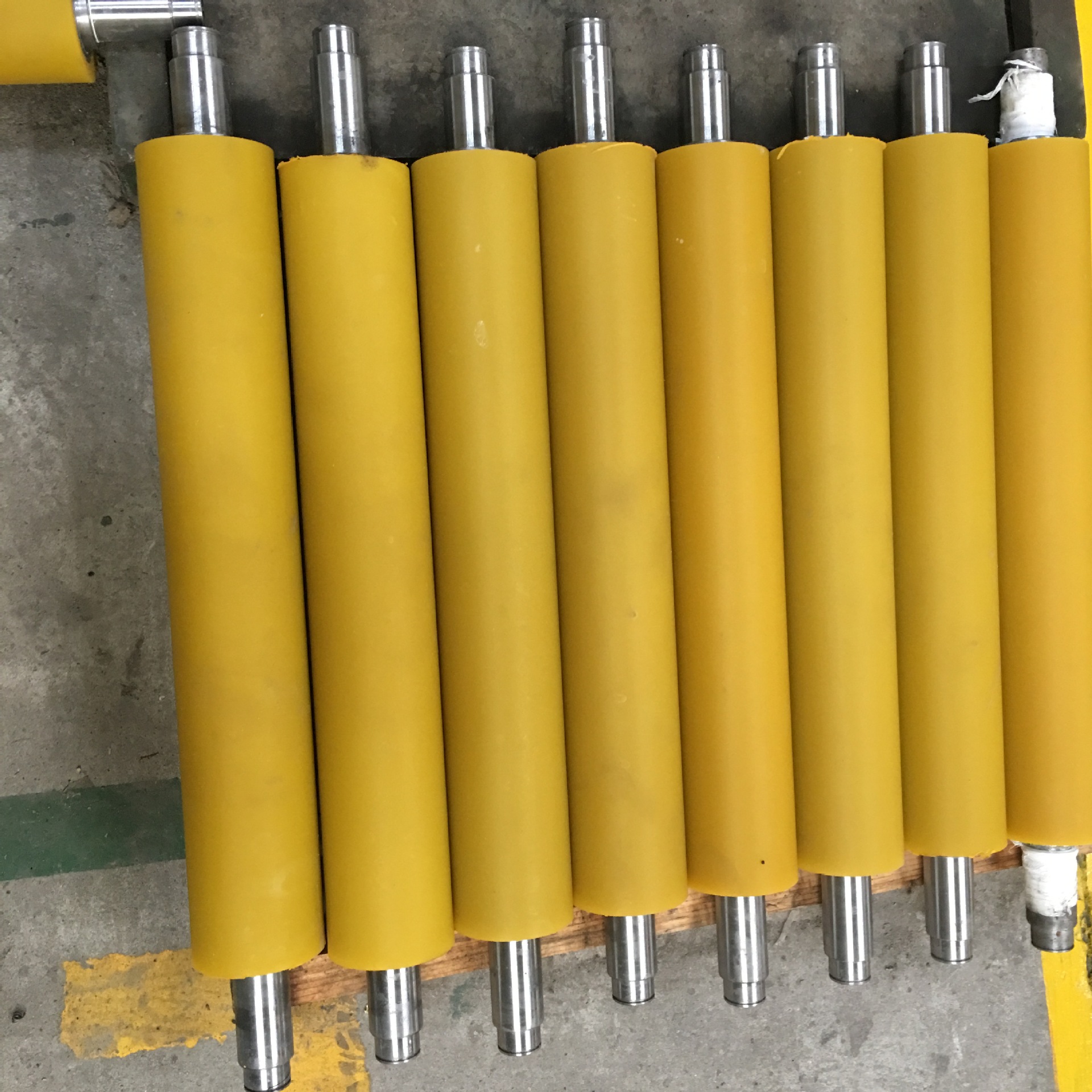 厂家供应聚氨酯胶辊包胶 工业橡胶托辊 丁腈胶辊 印刷机胶辊定制