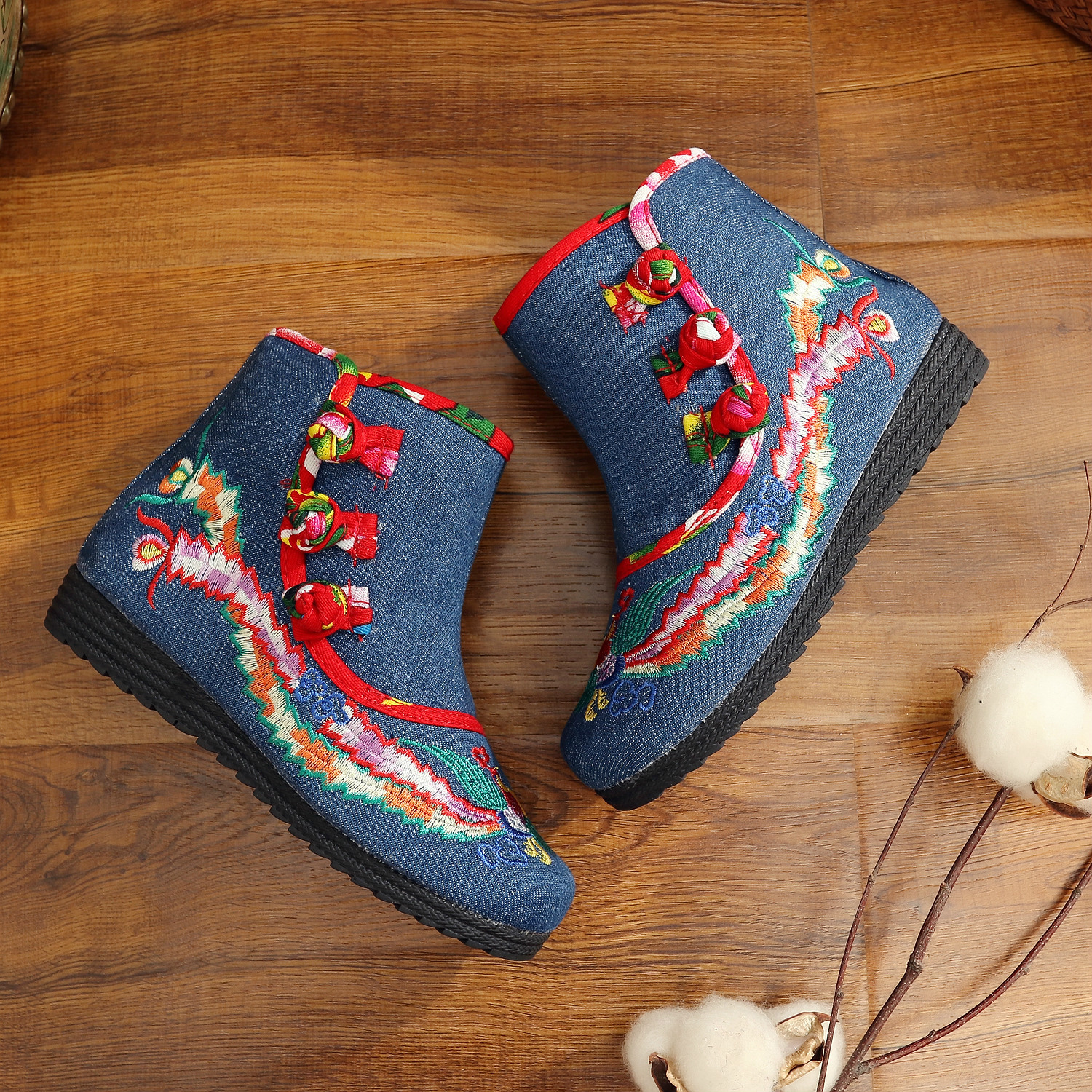 中小童 老北京绣花儿童单低筒棉布靴子民族风盘扣童靴