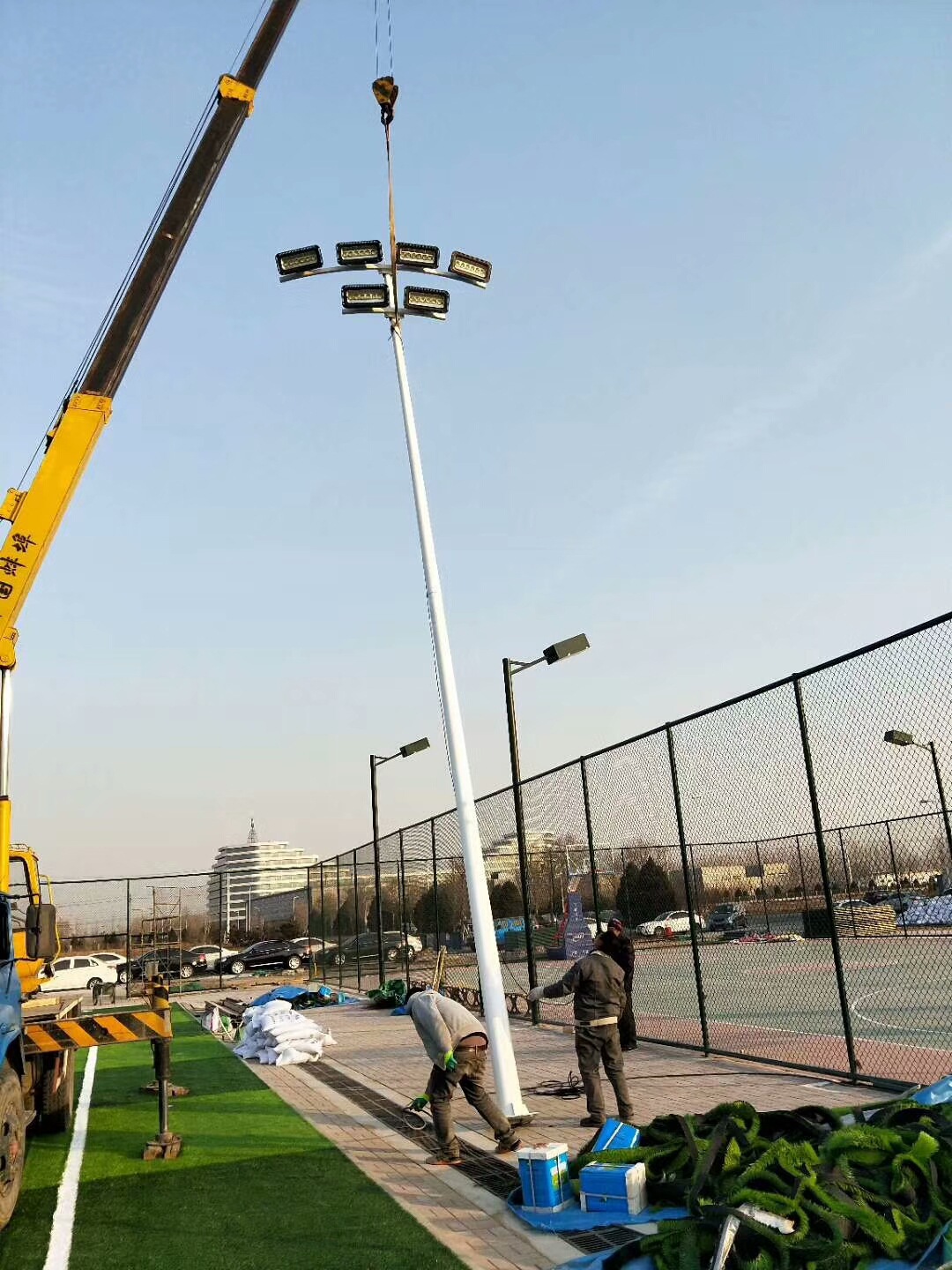 北京足球场12米一拖六300瓦带透镜led灯具灯杆完美安装好