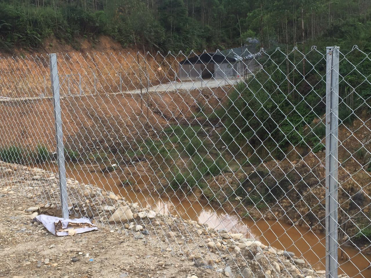 厂专业生产各种规格材质勾花网,可根据客户具体要求提供上门安装服务