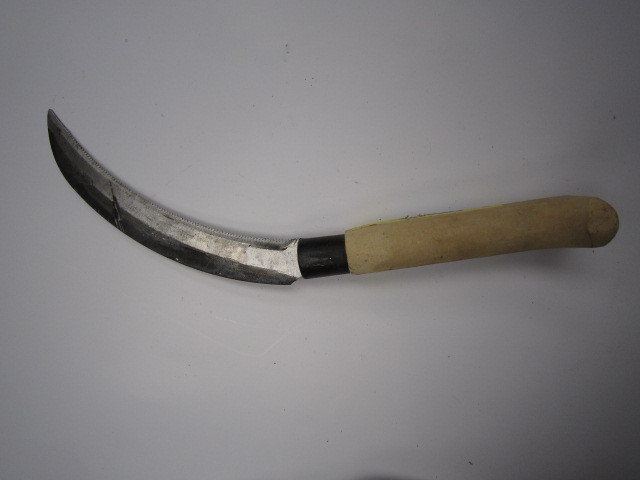 销售木柄14公分锯齿镰刀农用工具