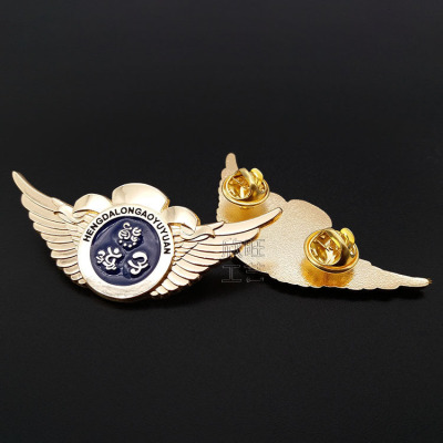 配两个蝴蝶扣针徽章 锌合金压铸镀金胸章 优秀学生荣誉勋章定制