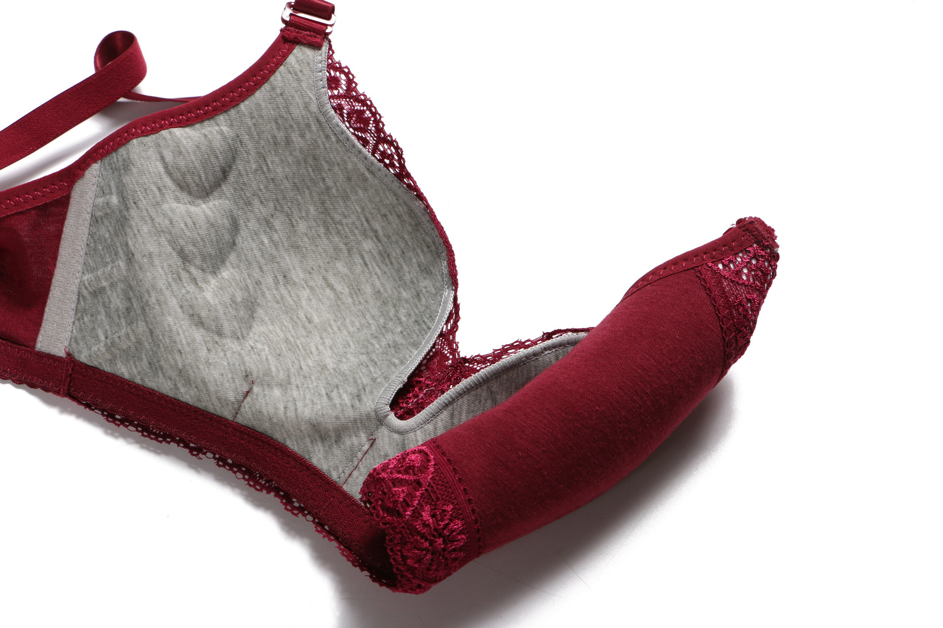 批发欧罗巴复古蕾丝花纹无钢圈聚拢文胸竹炭内里透气内衣小胸罩