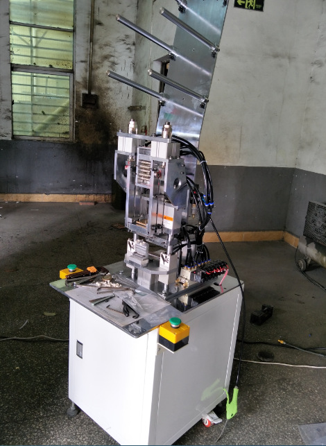 ip08骨架半自动插针机插pin针机气动半自动插针机东莞插针机厂家