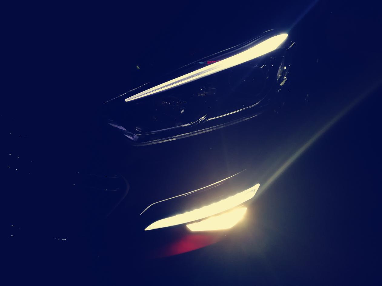 夜晚下轩朗的车灯车语实拍分享