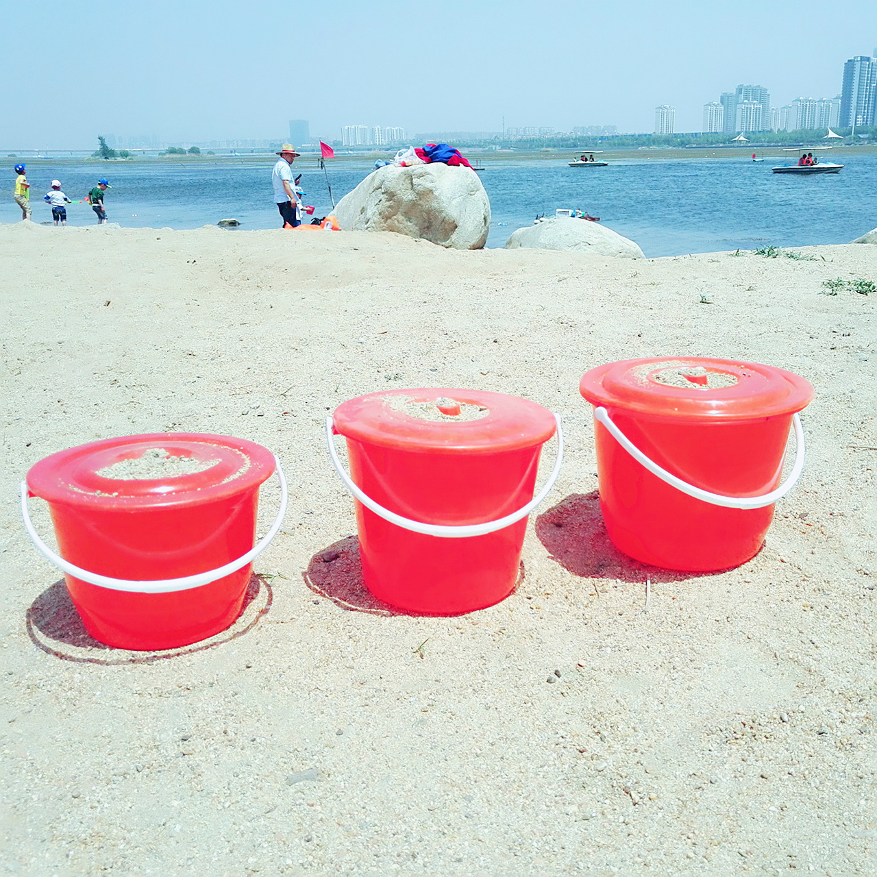 厂家直销红色塑料带盖钢化桶海边沙滩桶家用清洁痰盂和储水桶赠品-阿