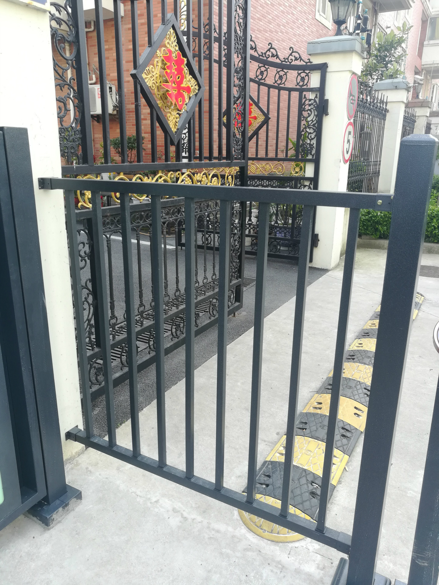 做各种样式隔离栏 栅栏门 小区通道门 护栏手动门铁艺大门加工