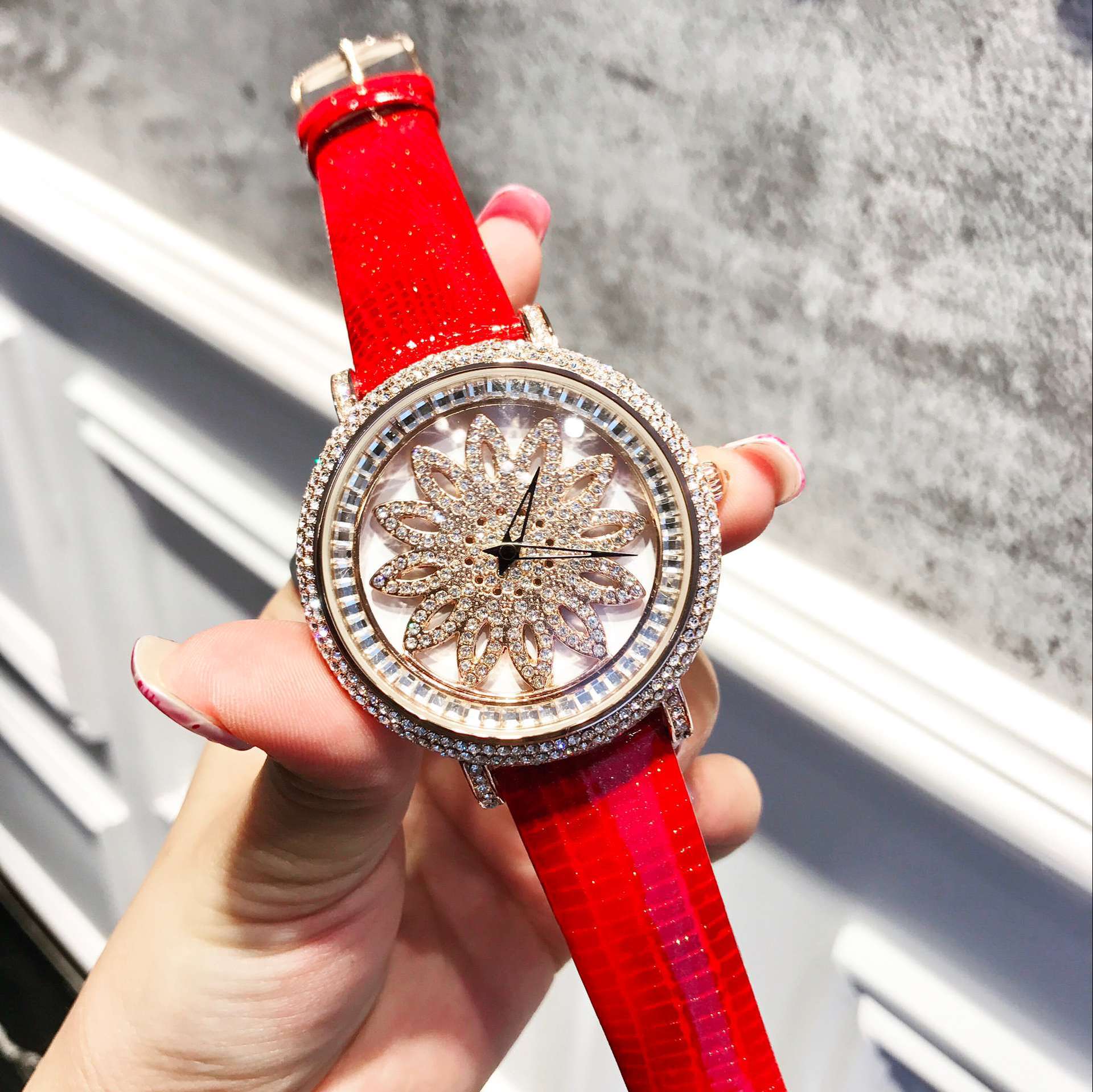 玛莎莉手表 女表满天星满钻 个性时尚 时来运转 皮表带 新款女表