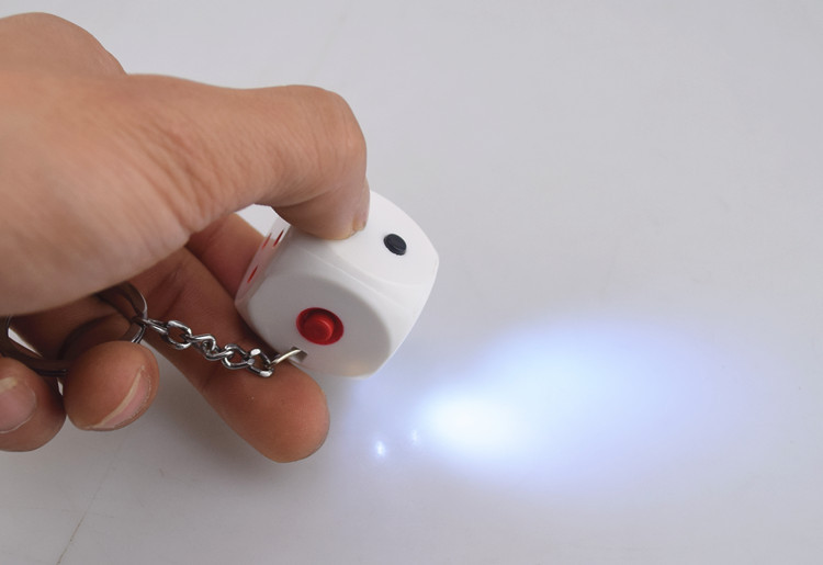 触电骰子只对付你要对付的人,而不针对自身,触电骰子仅有轻微触电的