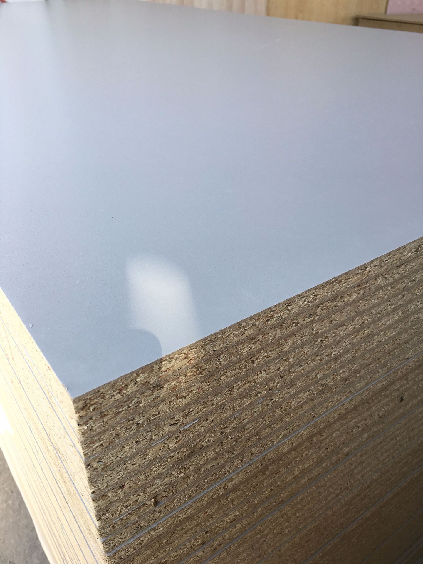 浅灰色三聚氰胺纸双贴刨花板18mm免漆板办公家具板橱柜板桌台面板