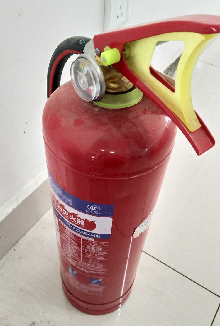 干粉灭火器