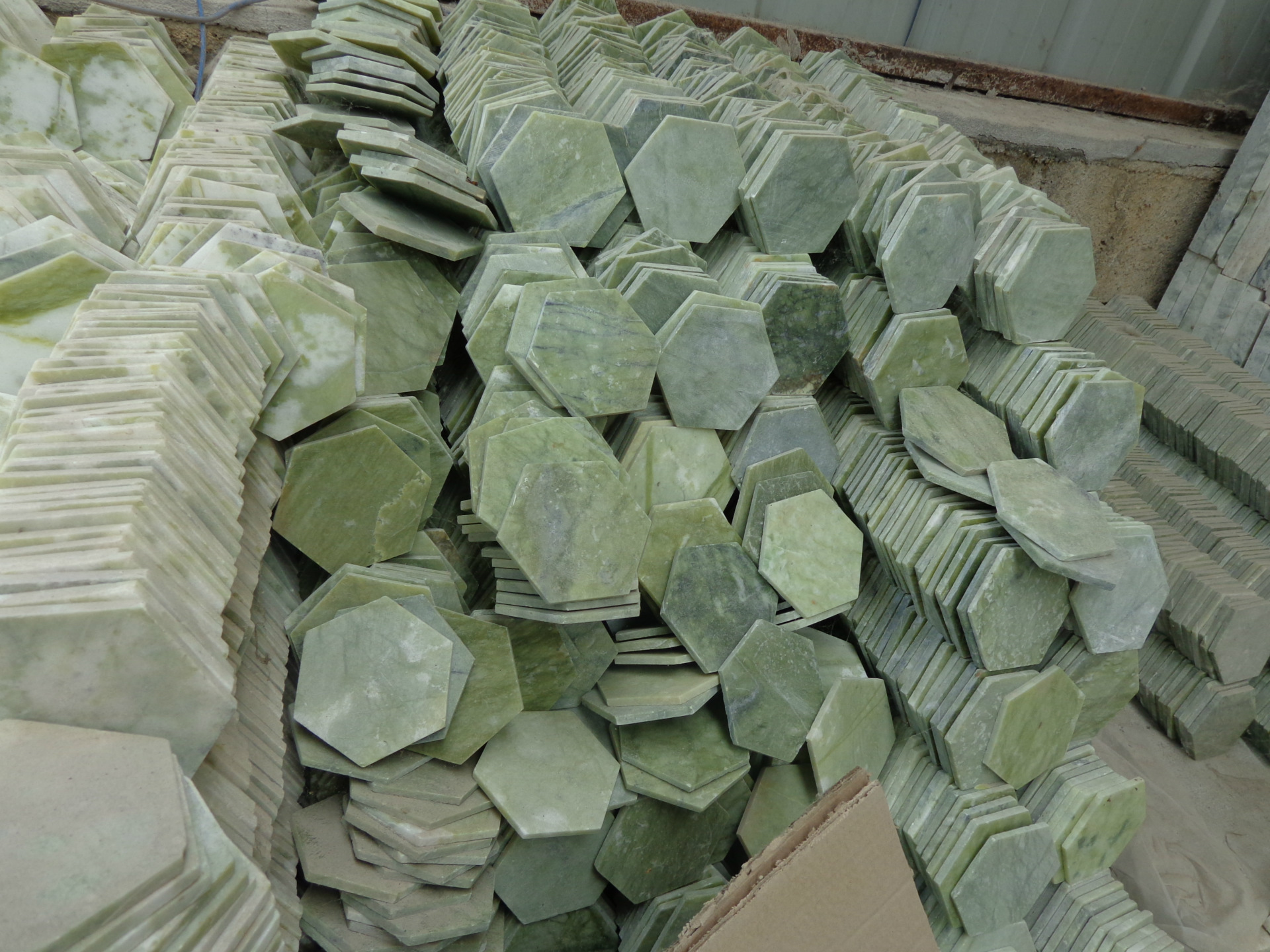 厂家供应天然抛光玉石板材桑拿浴汗蒸能量房等装修用玉石片地板砖