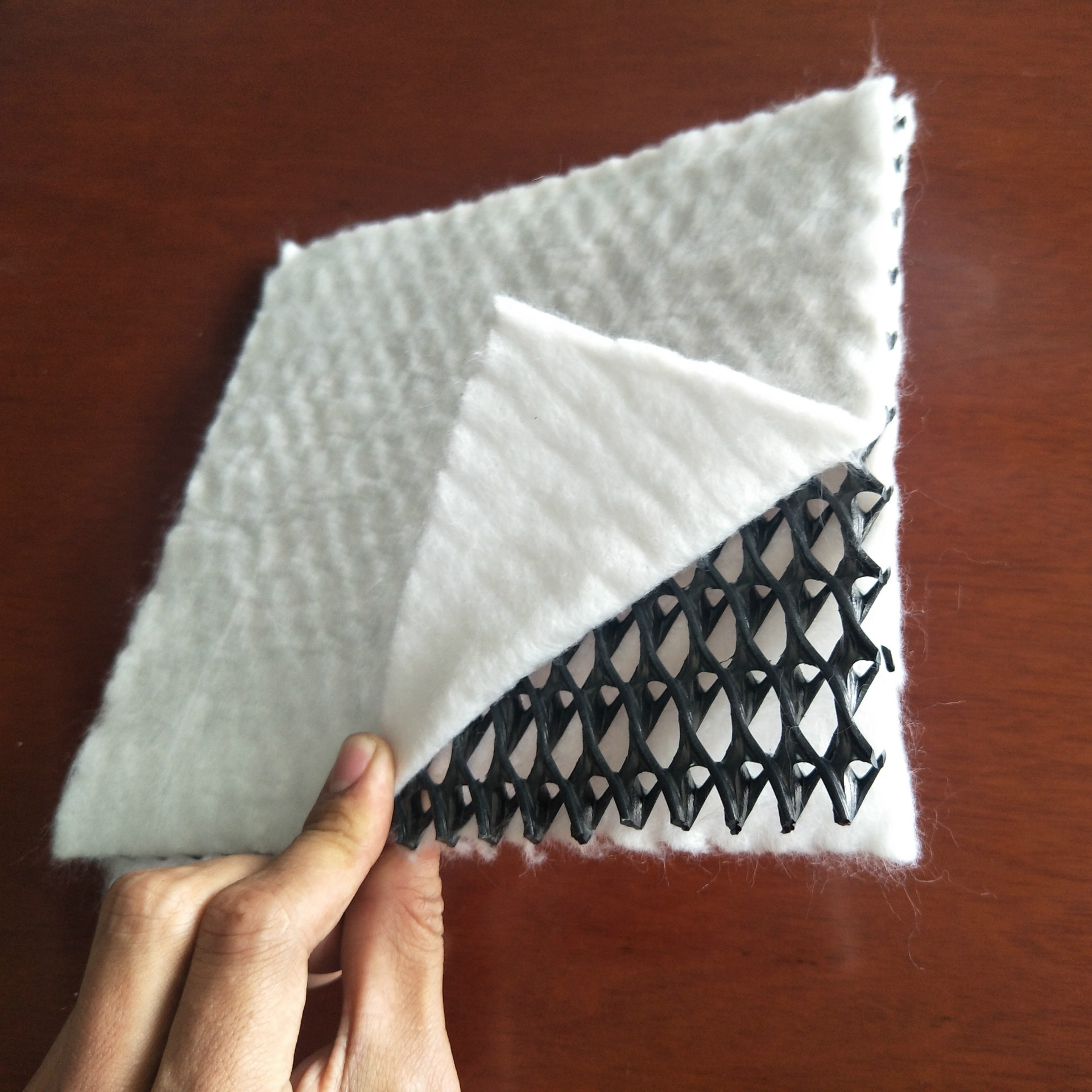 专业铸就品质------三维复合排水网如何替代卵石导流层