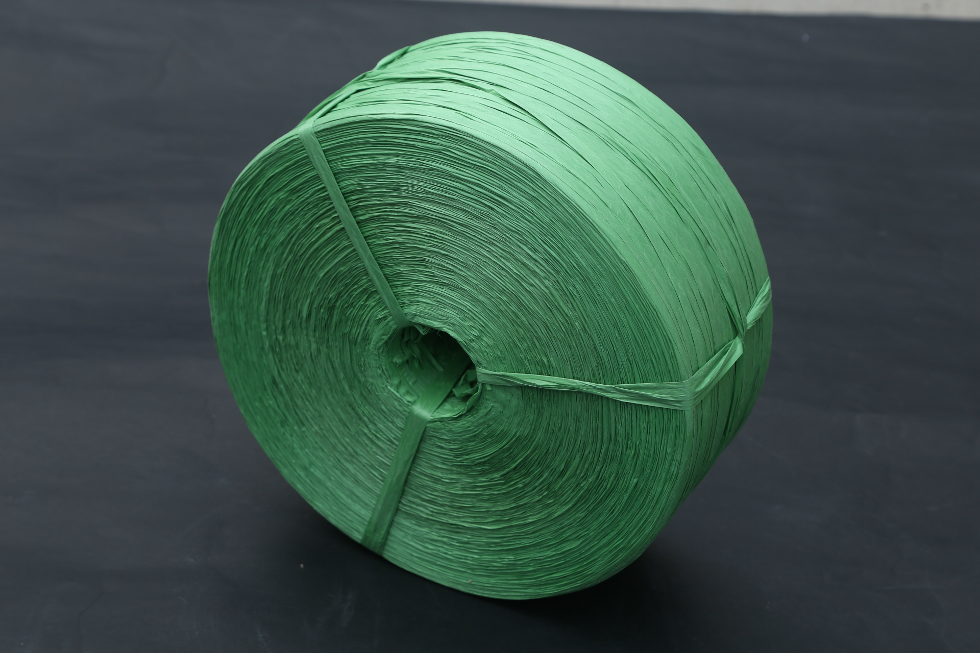 再生料塑料绳回料捆扎绳尼龙草撕裂带包装绳单层扎绳供应扎绳草饼