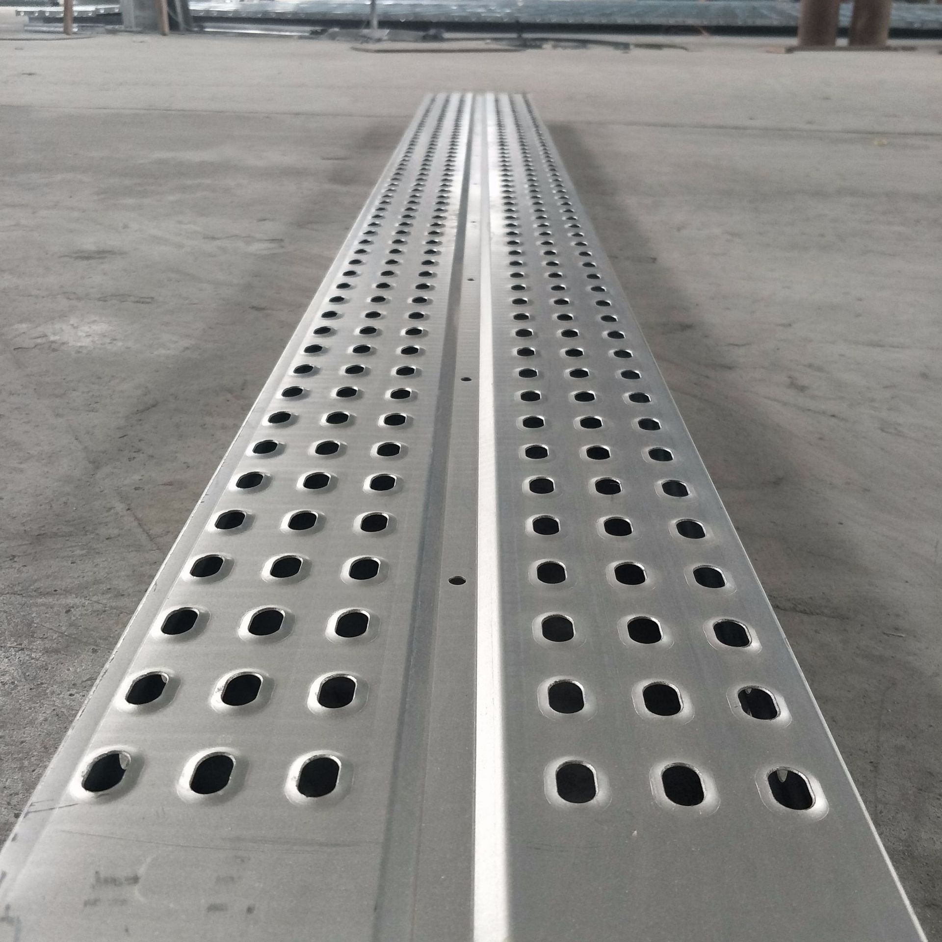 新型石化建筑搭配脚手架配件镀锌钢跳板家用式钢跳板防滑脚手板