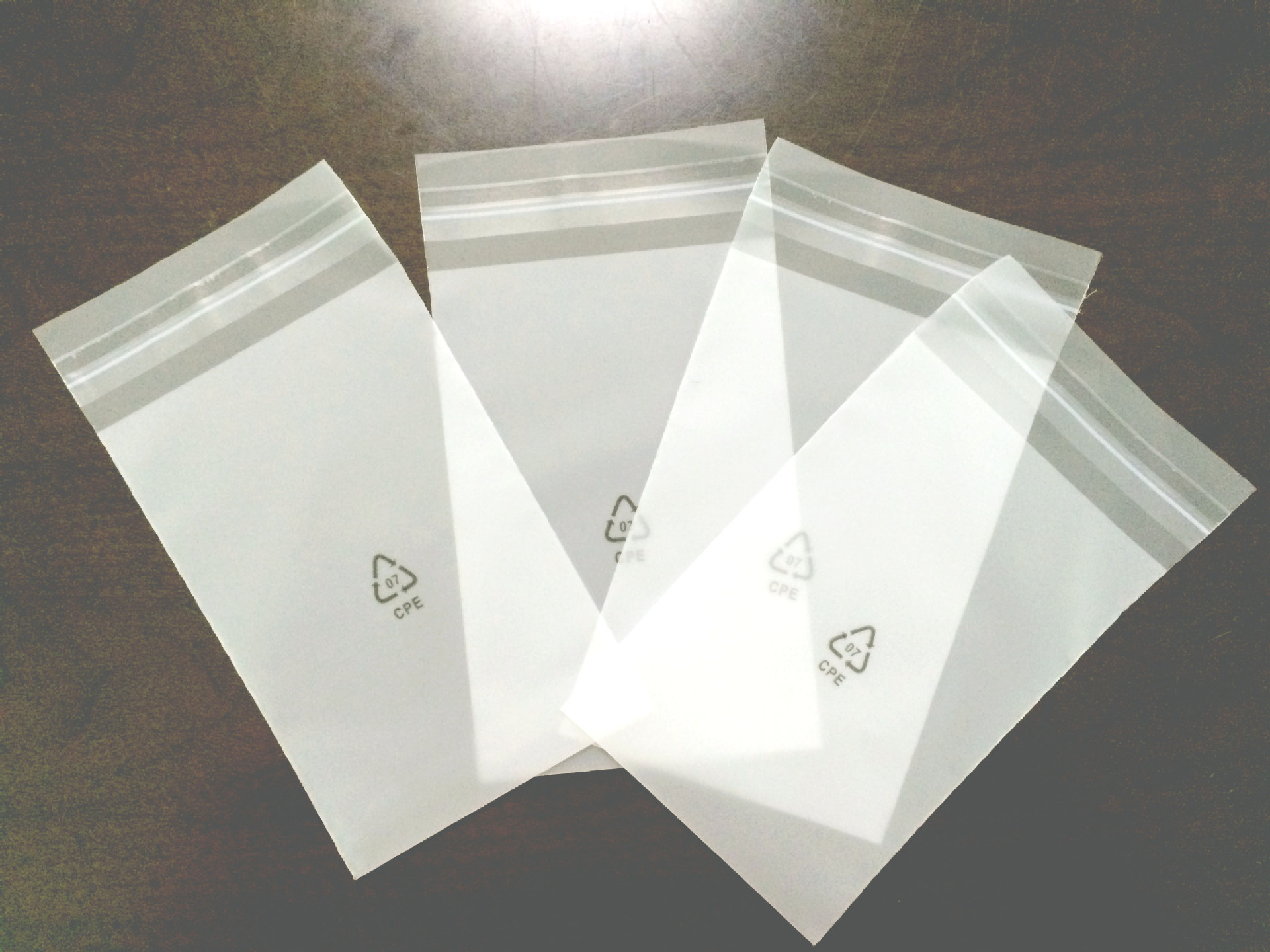 cpe磨砂自粘袋手机数据线乳白色包装袋耳机半透明环保标志印刷