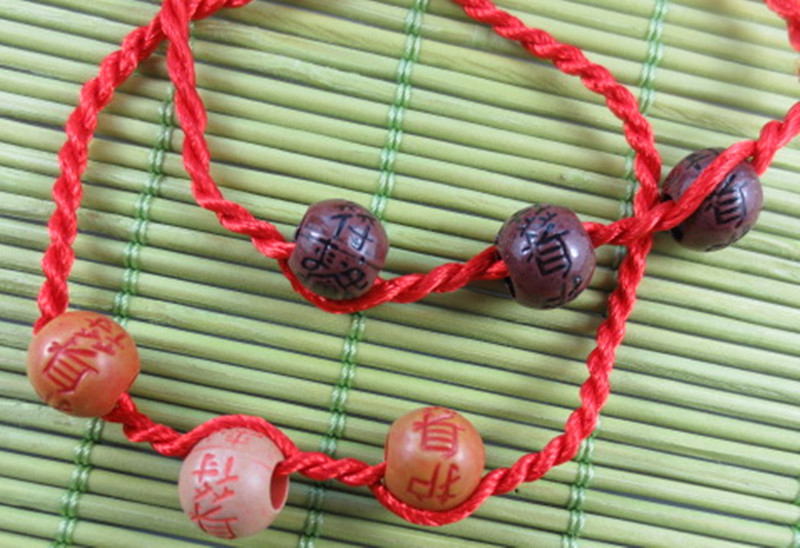 品名:本命年红绳子 护身符 材质:红绳子 尺寸:约20cm 特点:一般当作