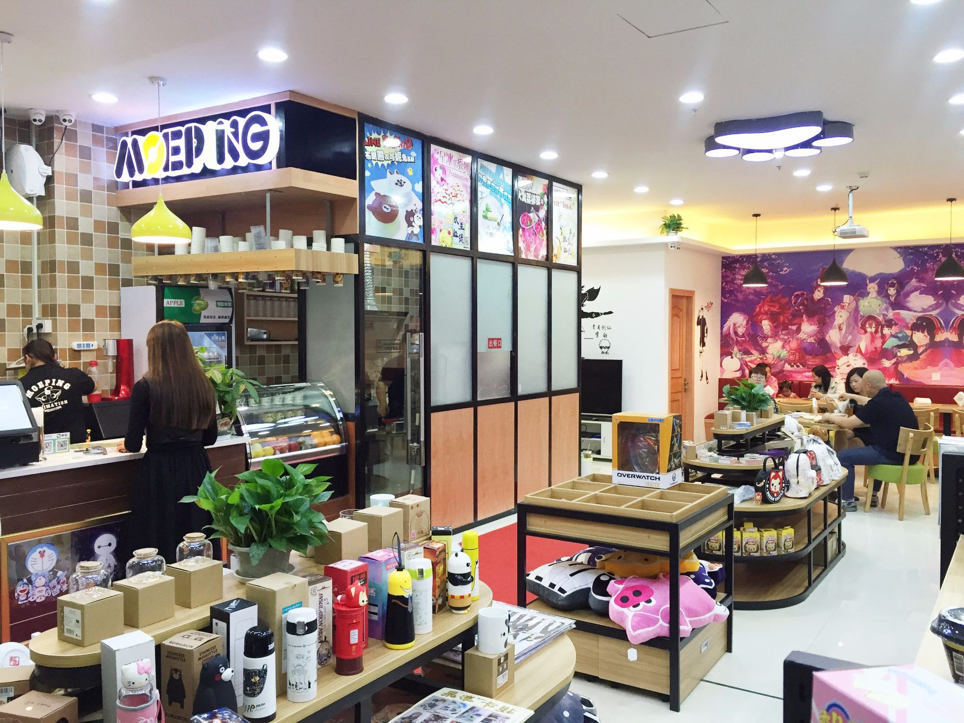 漫品动漫主题奶茶店的特色与多元化的经营模式,实现了消费者与加盟商