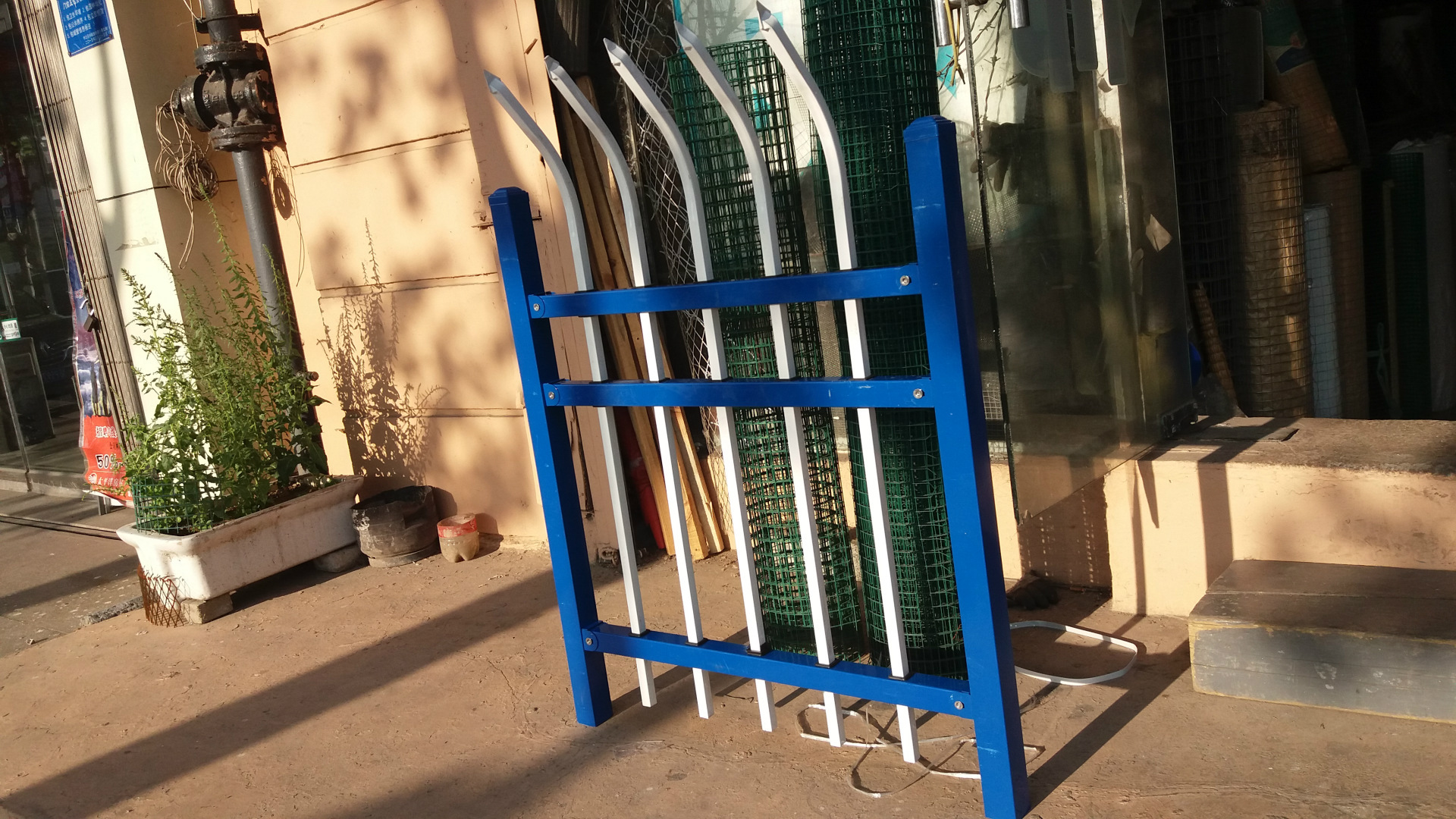 供青岛新型防腐锌钢围栏丝网铸铁护栏pvc护栏