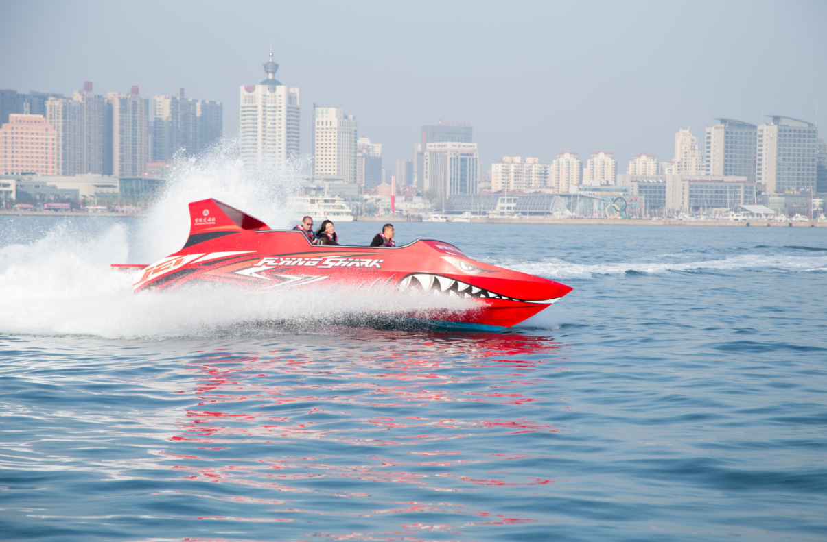 来青岛体验喷射快艇的速度语激情