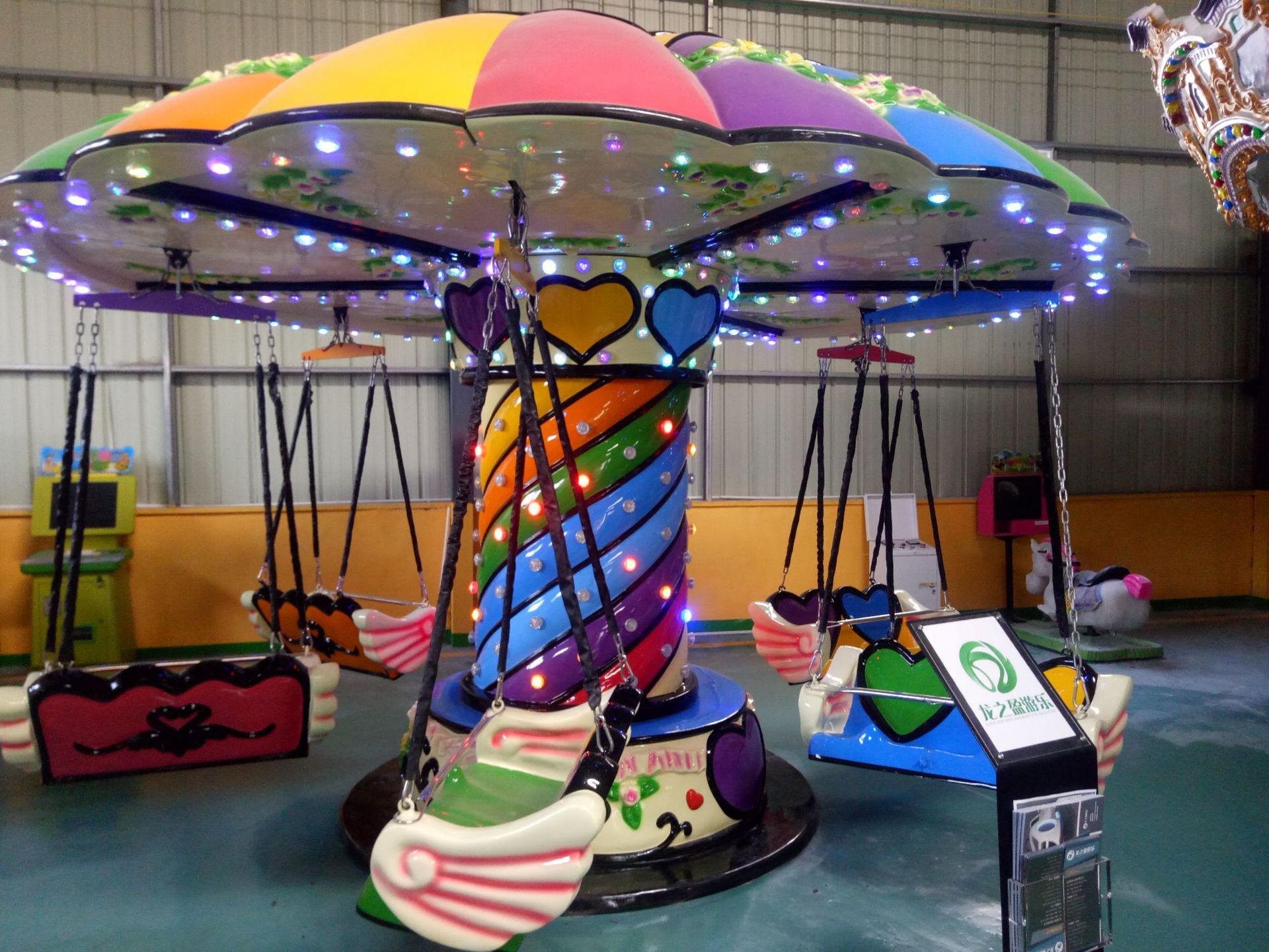 户外室内游乐设备儿童游乐设备厂家供应旋转飞椅七彩飞椅龙之盈.