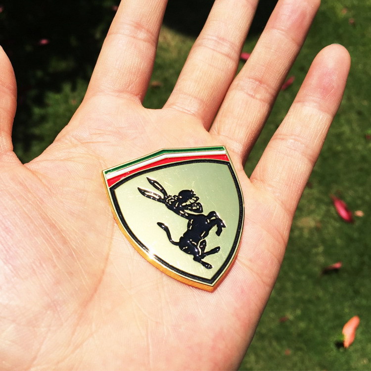 金色法拉驴向左,金色保时狗向右,金色保时狗向左,金色兰博基牛向右