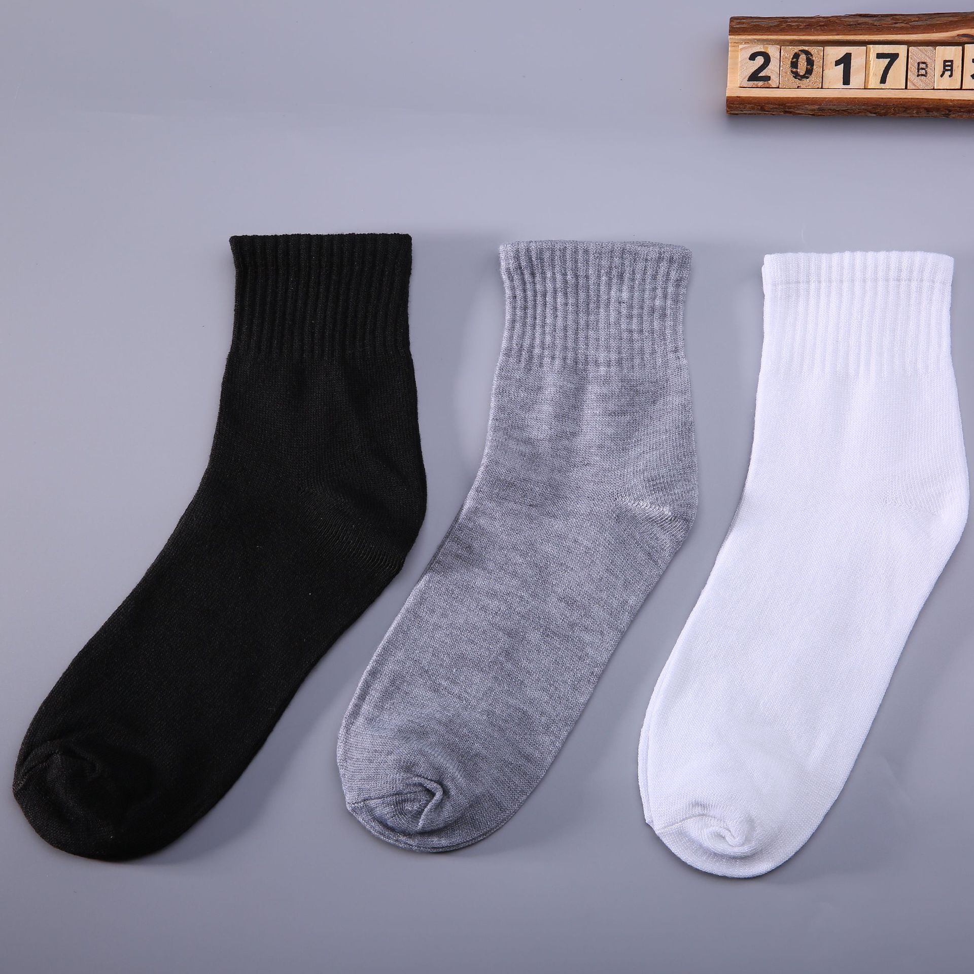 socks wholesale factory autumn and winter hot sale socks for men and women stall supply hot sale men‘s cotton socks solid color sport mid-calf length sock