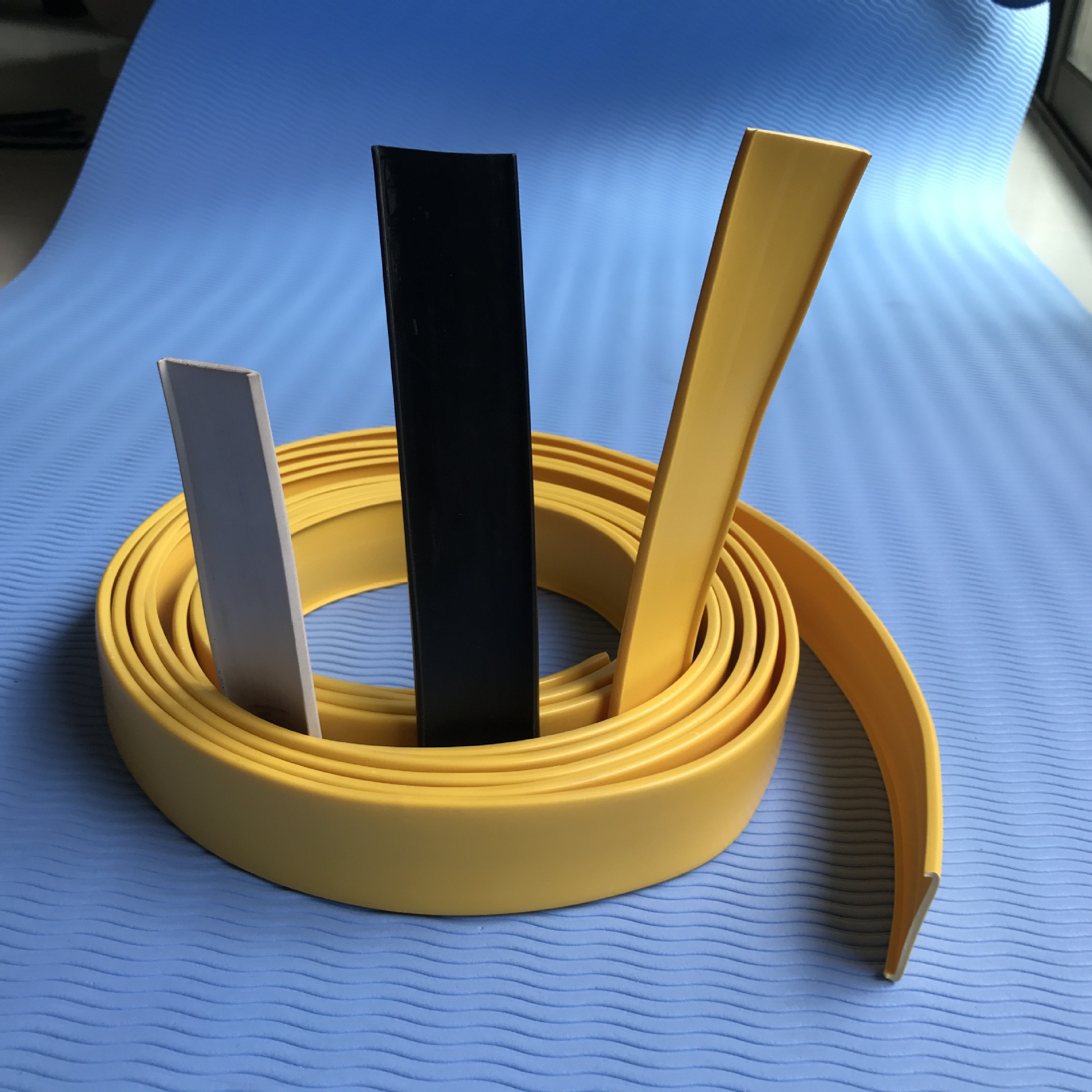 厂家供应 pvc家具压条t型条装饰塑料软胶条 挤塑加工塑料条 定制