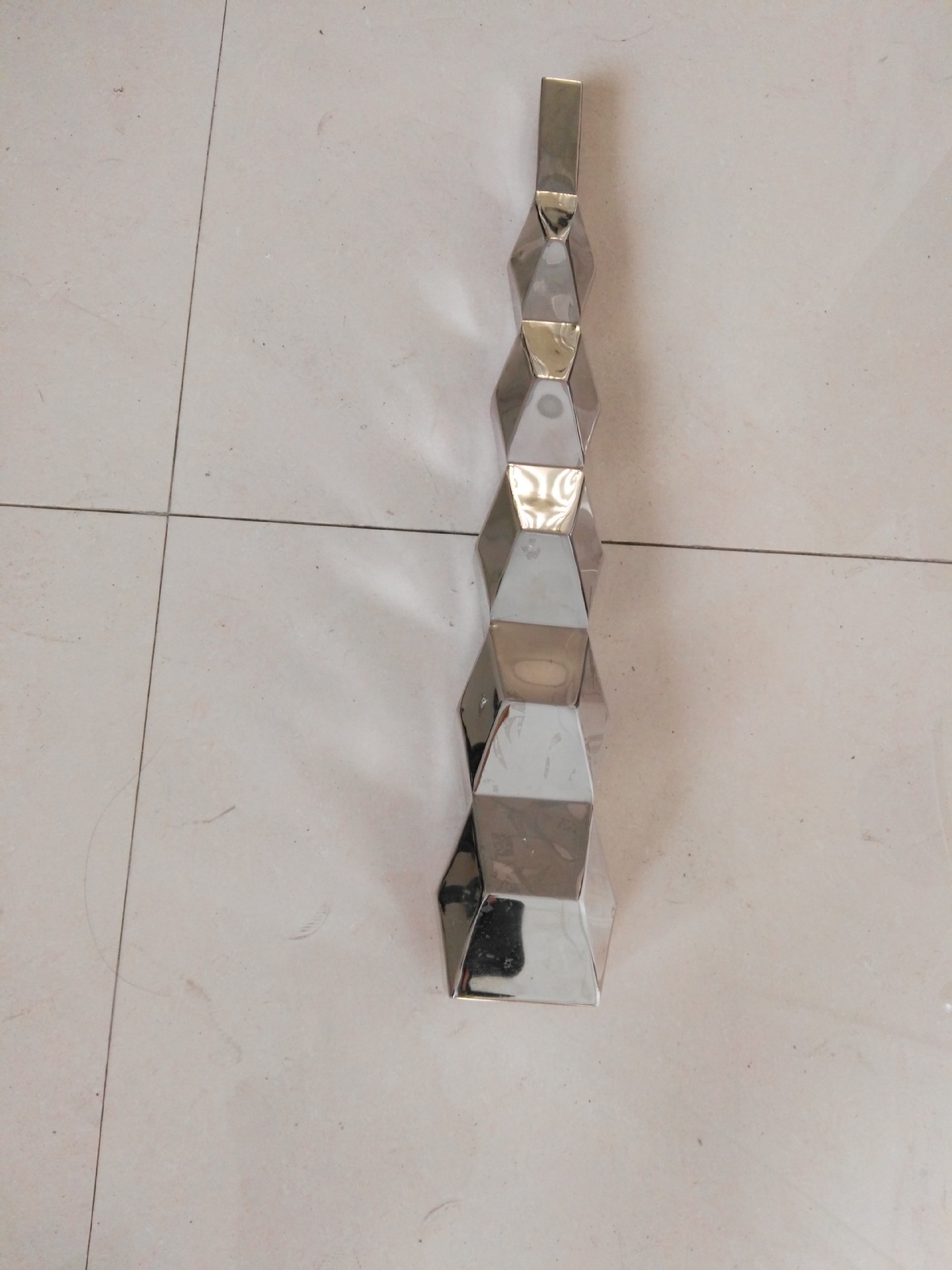 8k镜面不锈钢棱角楼梯立柱 梯形不锈钢立柱脚 高端制品焊接加工厂