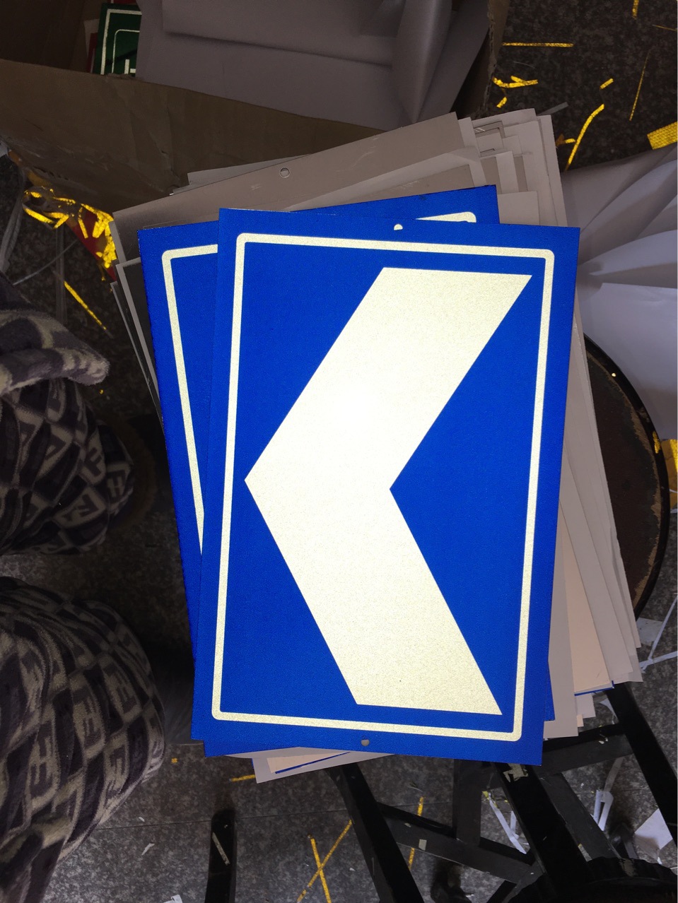 厂家专业定做停车场蓝色导向反光标牌地下车库安全行驶指示牌