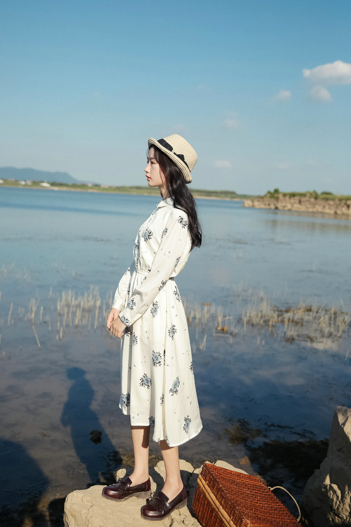 小清新衬衣领连衣裙森女系学生复古收腰白色印花中长款大摆裙仙