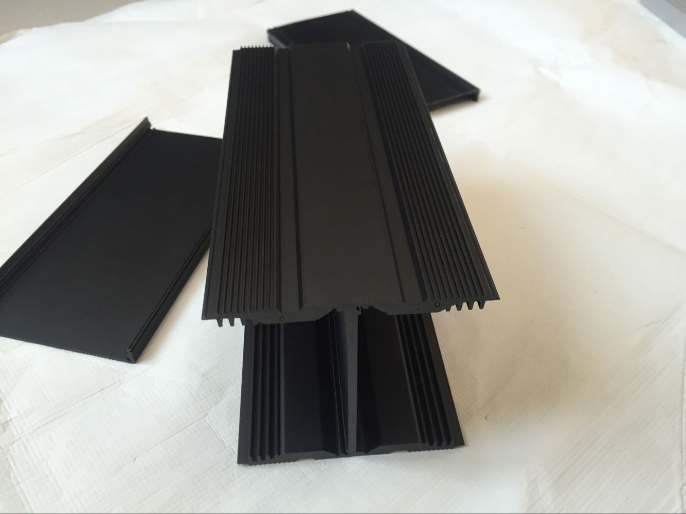 佛山市厂家直销材质6060喷砂氧化黑色工业机械铝合金铝型材