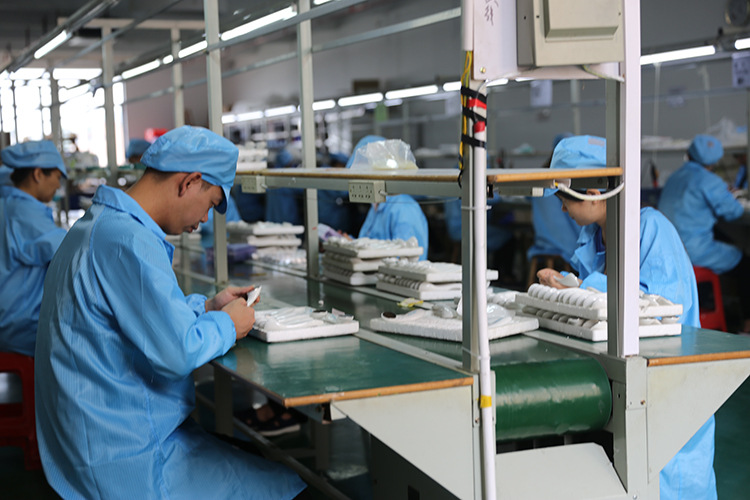 深圳市钛康美科技有限公司生产车间厂房员工工作oem