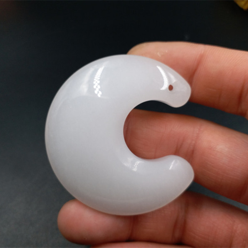 玉石a货和田玉月牙挂件 羊脂玉吊坠鱼玉坠