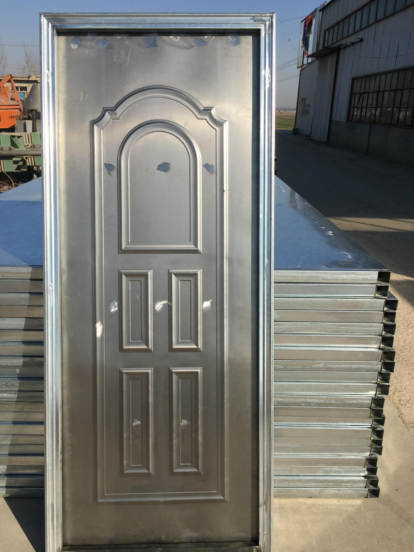 任丘地下室门专业生产厂家定做铁皮门 单板门 储藏间门等工程简易