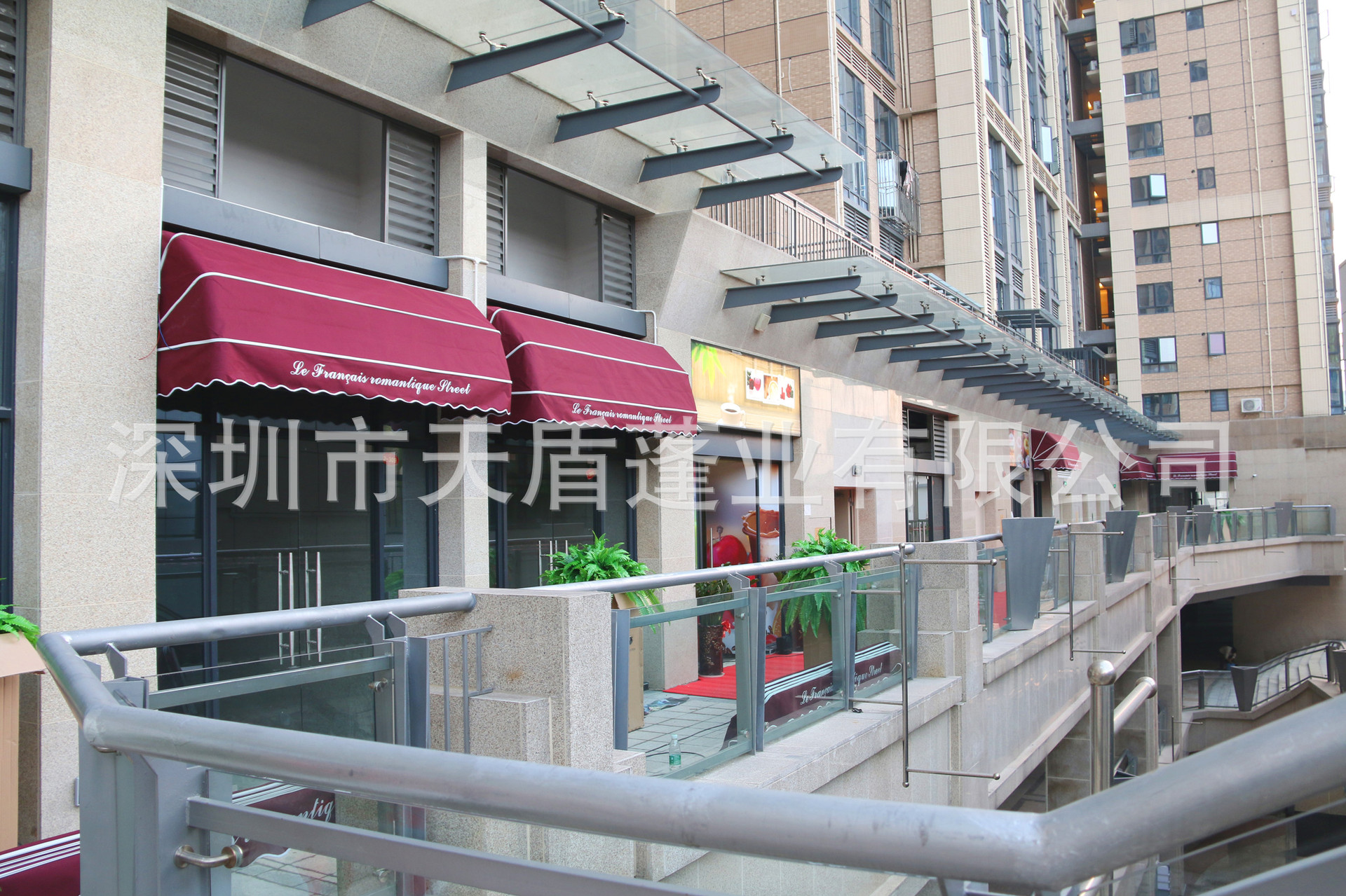 咖啡店商业街别墅区装饰美观时尚造型新颖法式伸缩电动遮阳雨棚