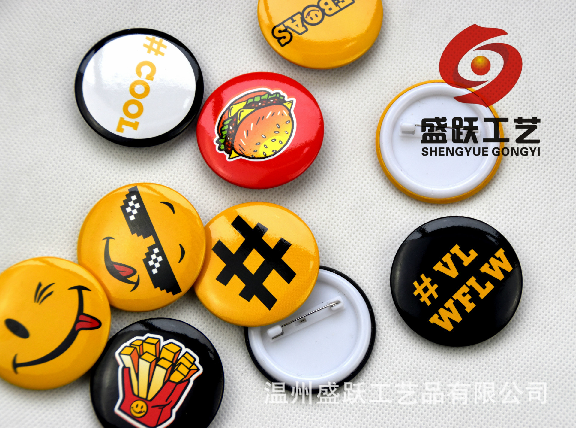 厂家定制马口铁别针胸章广告笑脸亚克力胸牌挂饰卡通塑料徽章定做