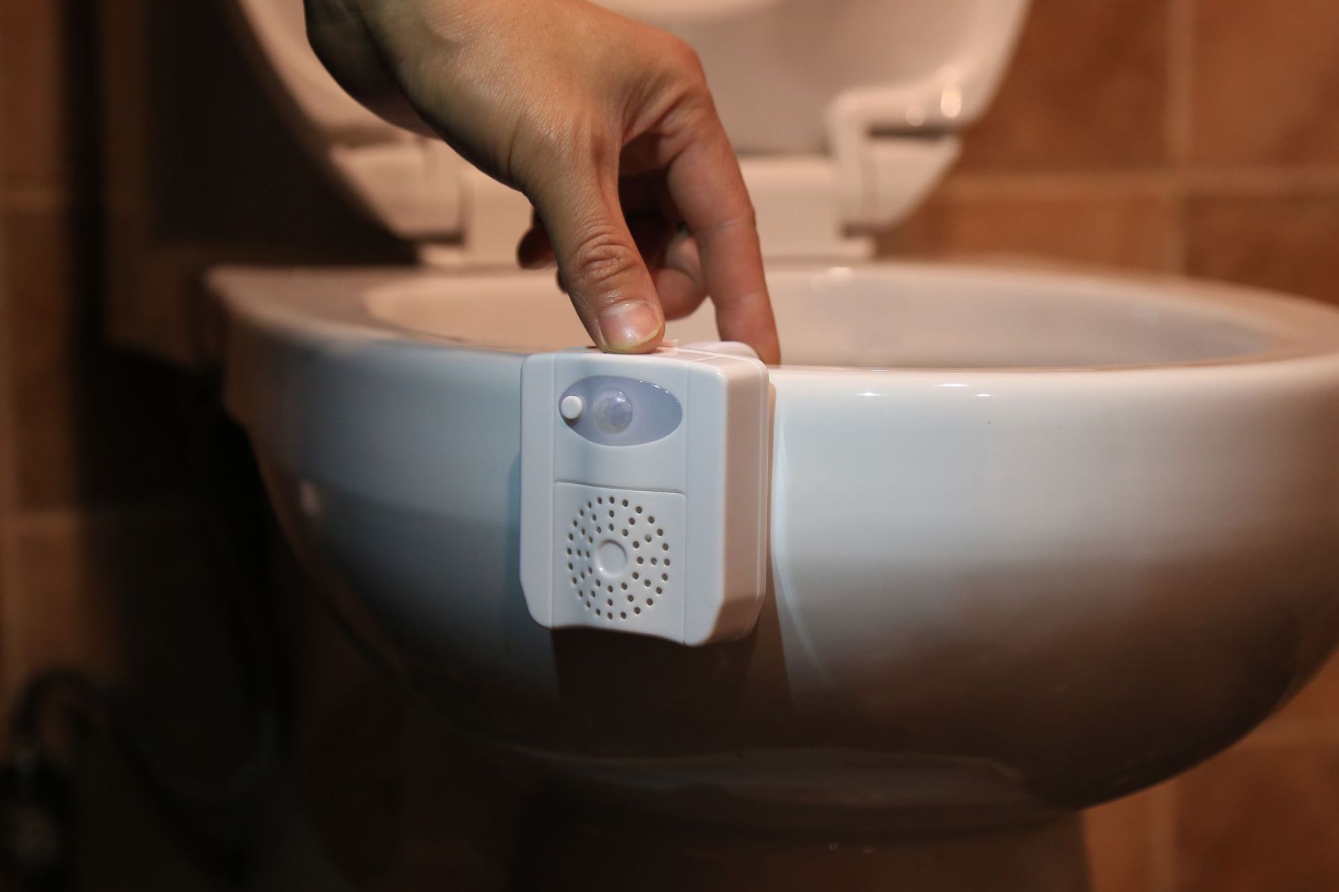 色马桶灯消毒挂式厕所马桶盖灯 红外感应小夜灯亚马逊爆款 - 阿里巴巴