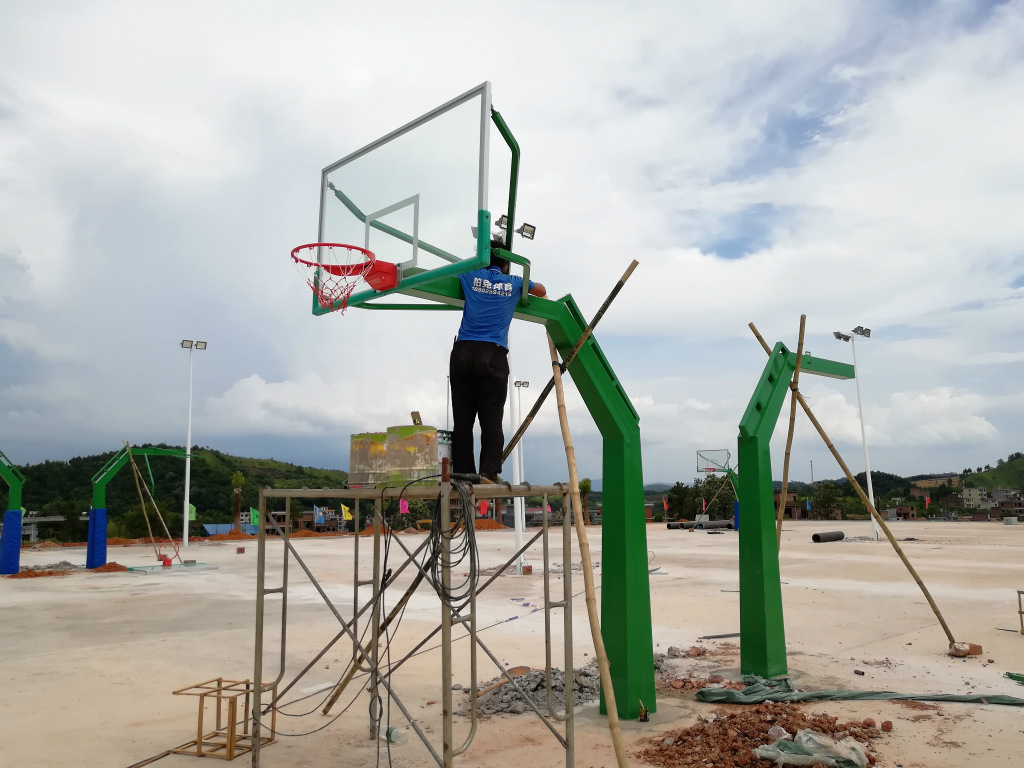 中山市柏克体育师傅去湖南新田德恒实验学校安装 10副篮球架以及16套
